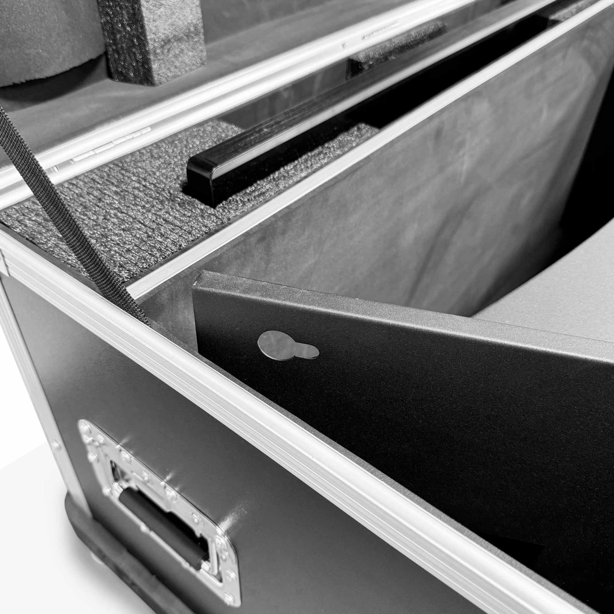 Flight Case para Digital Kiosk 32"  DDT32 - con Foam, Ruedas y Asas – Transporte Seguro en Ferias y Eventos
