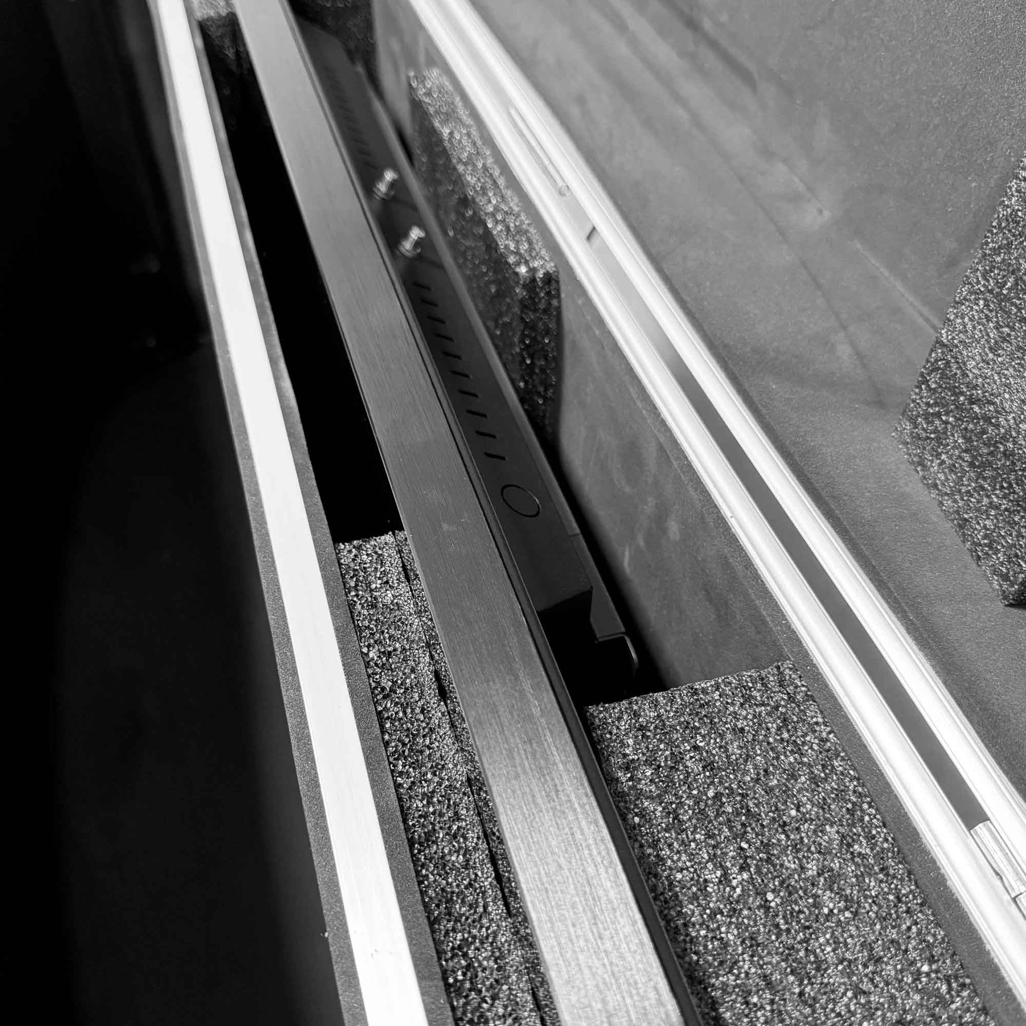 Flight Case para Digital Kiosk 32"  DDT32 - con Foam, Ruedas y Asas – Transporte Seguro en Ferias y Eventos