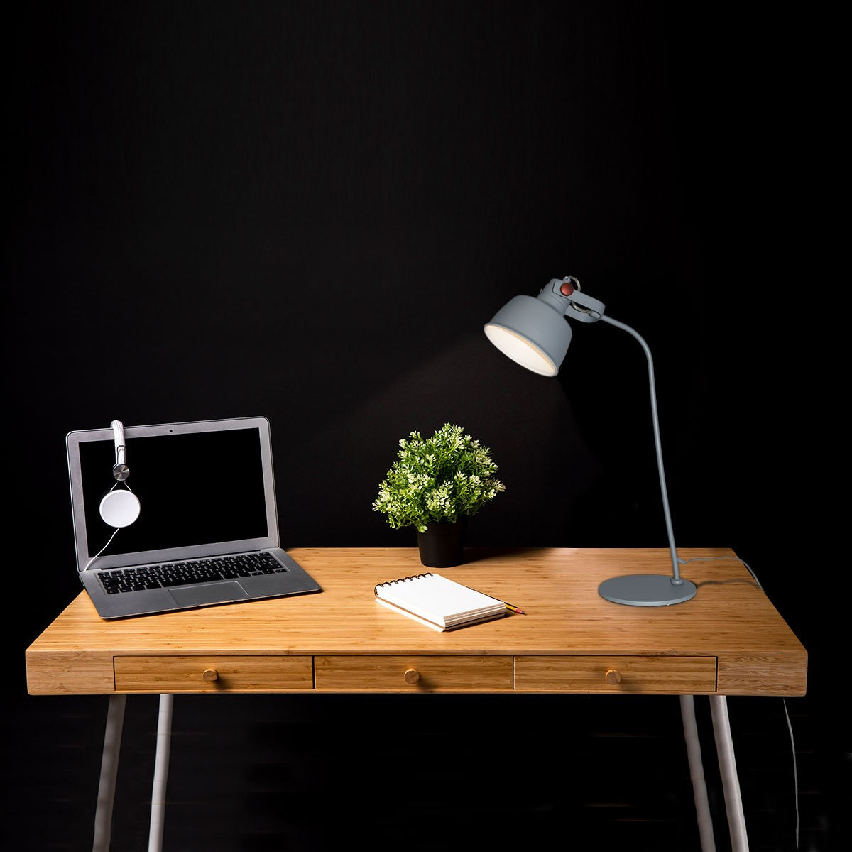 Lámpara de mesa nórdica "KUKKA"