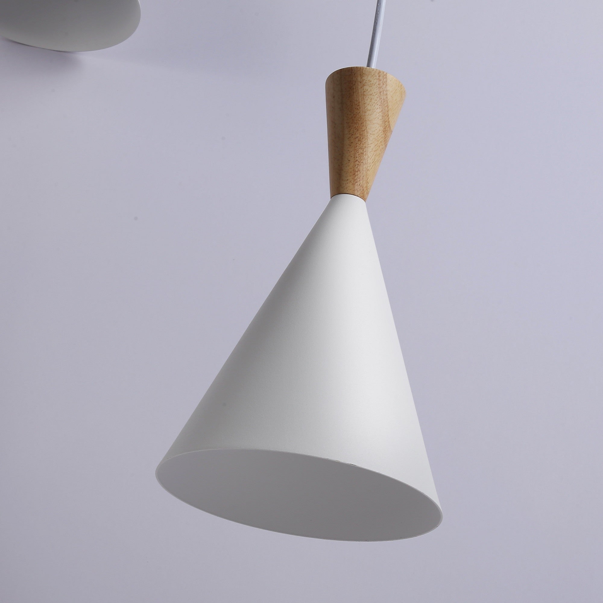 Lámpara colgante triple de metal y madera "Lima"