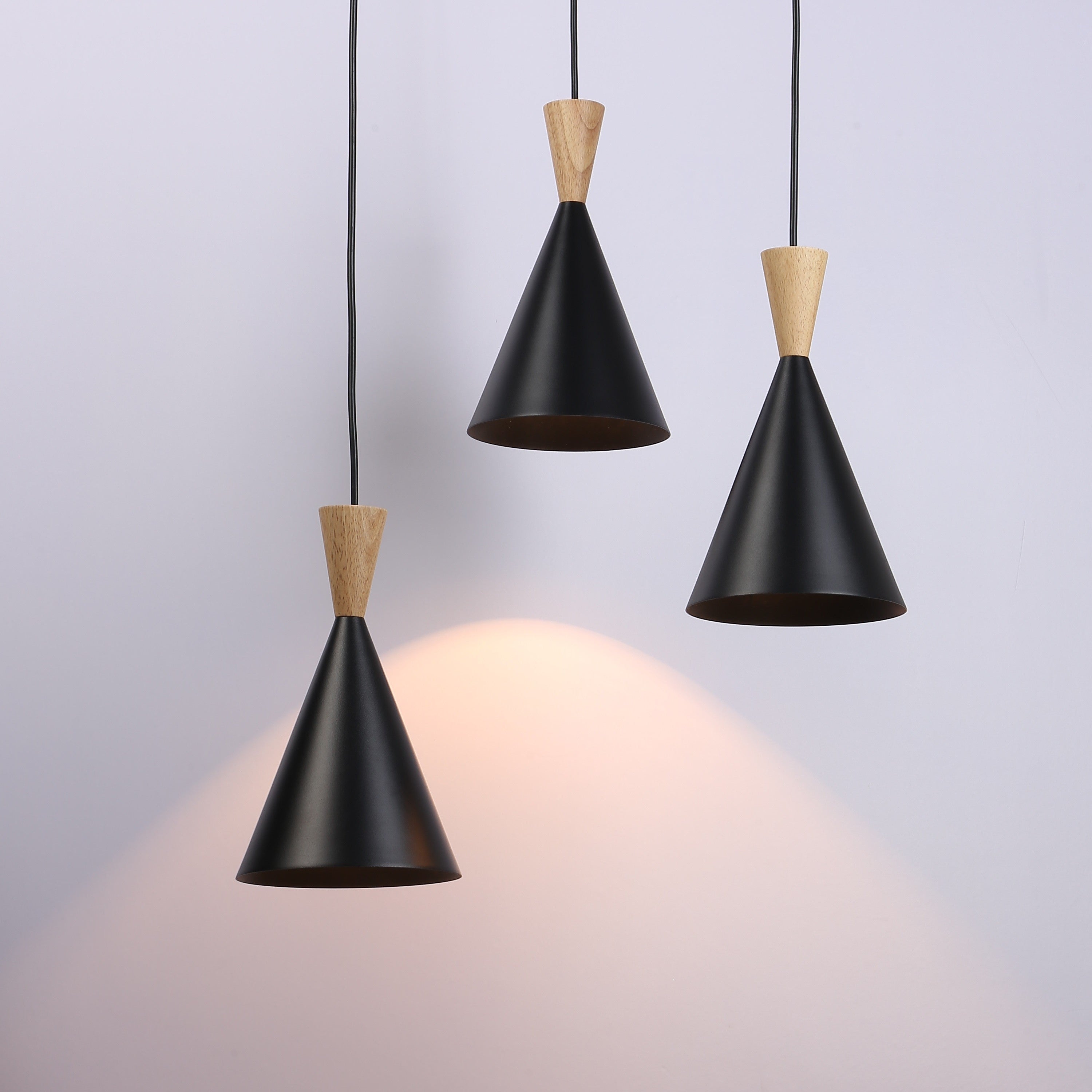 Lámpara colgante triple de metal y madera "Lima"