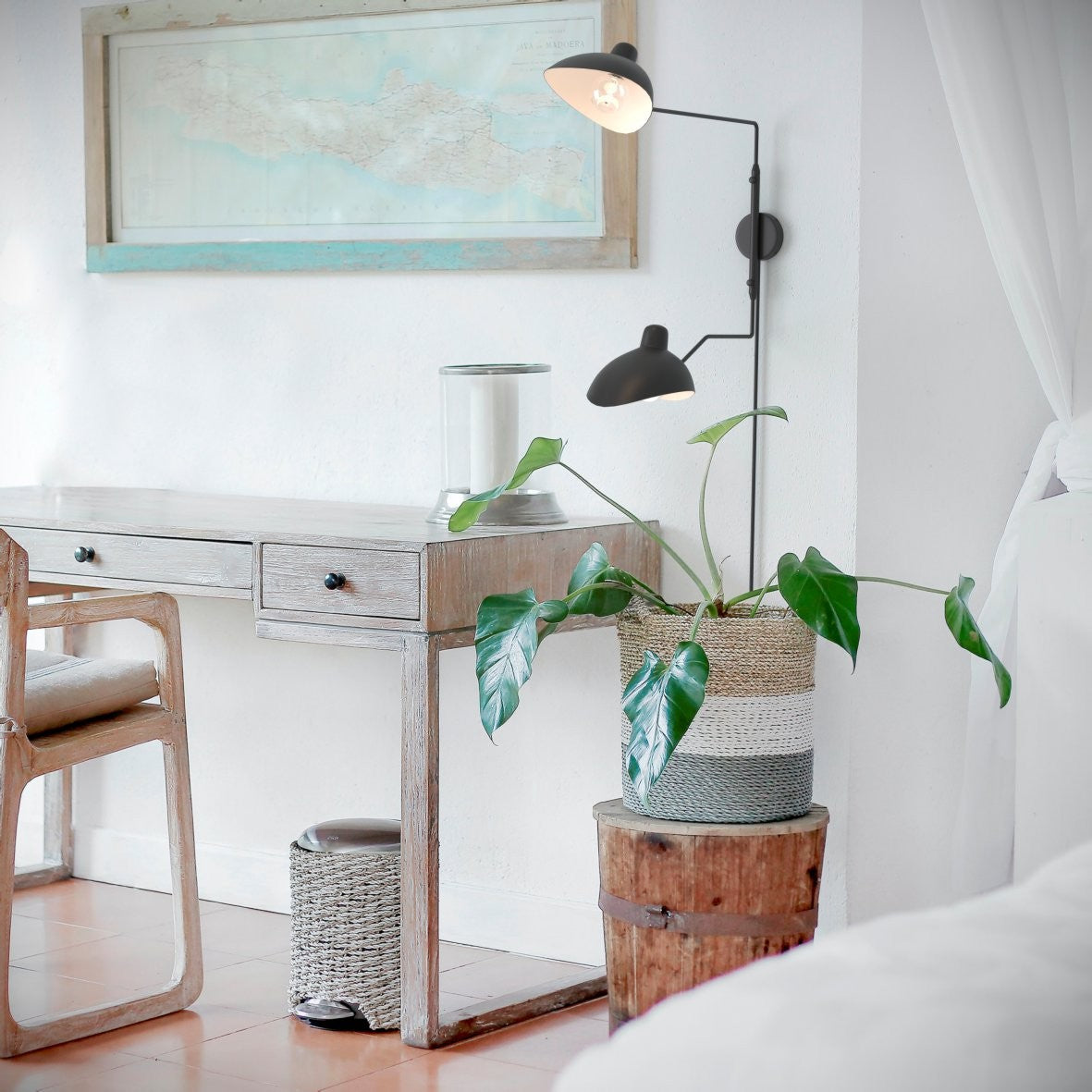 Aplique de pared de diseño "Louise" con interruptor y enchufe - 2xE27