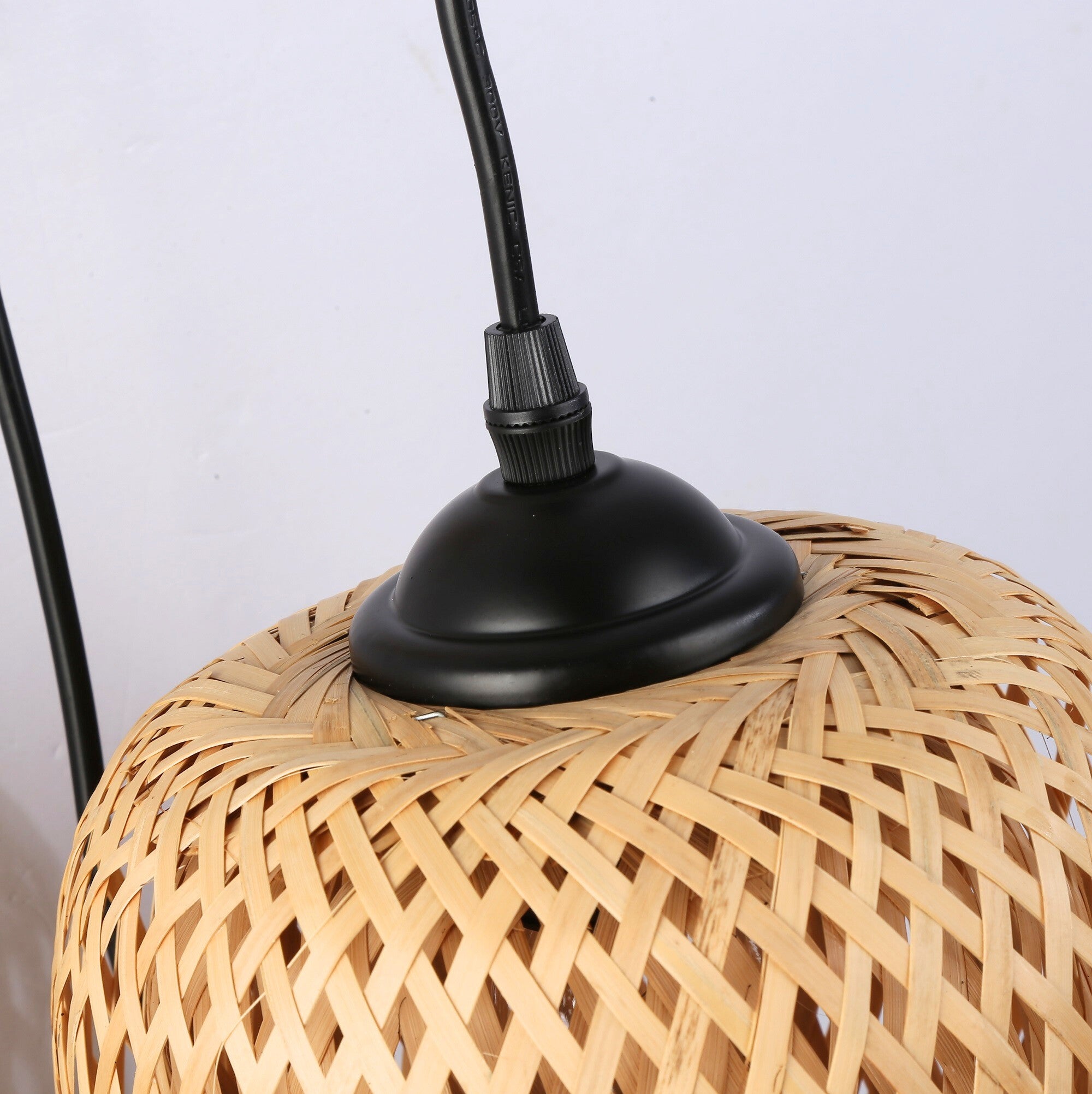 Aplique de pared en madera, pantalla de mimbre y cable con interruptor y enchufe "Alan"