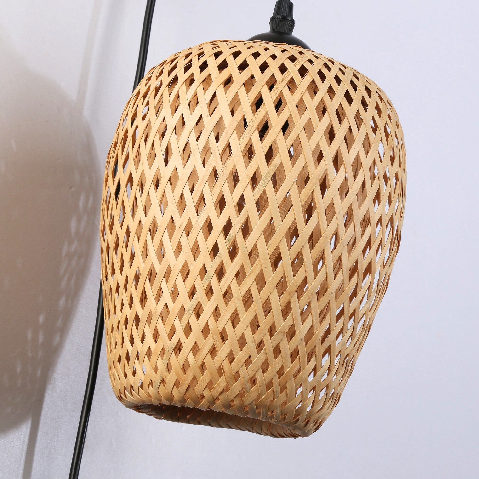 Aplique de pared en madera, pantalla de mimbre y cable con interruptor y enchufe "Alan"
