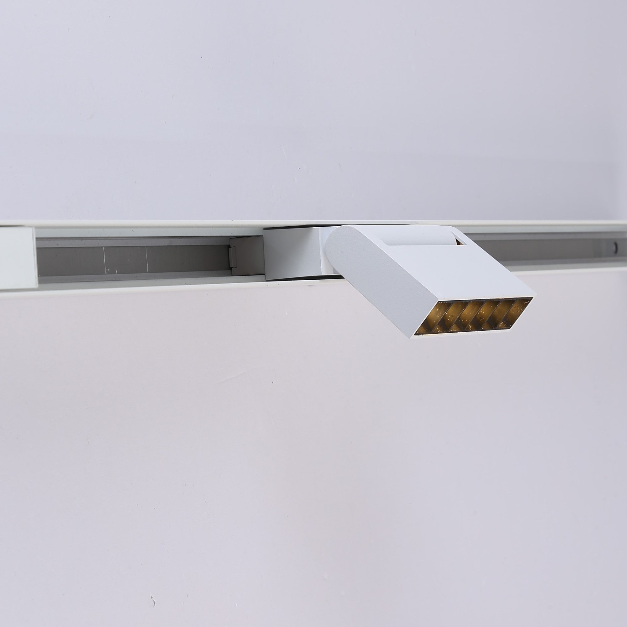 Luminaria lineal LED orientable para carril magnético 48V - 6W - UGR16