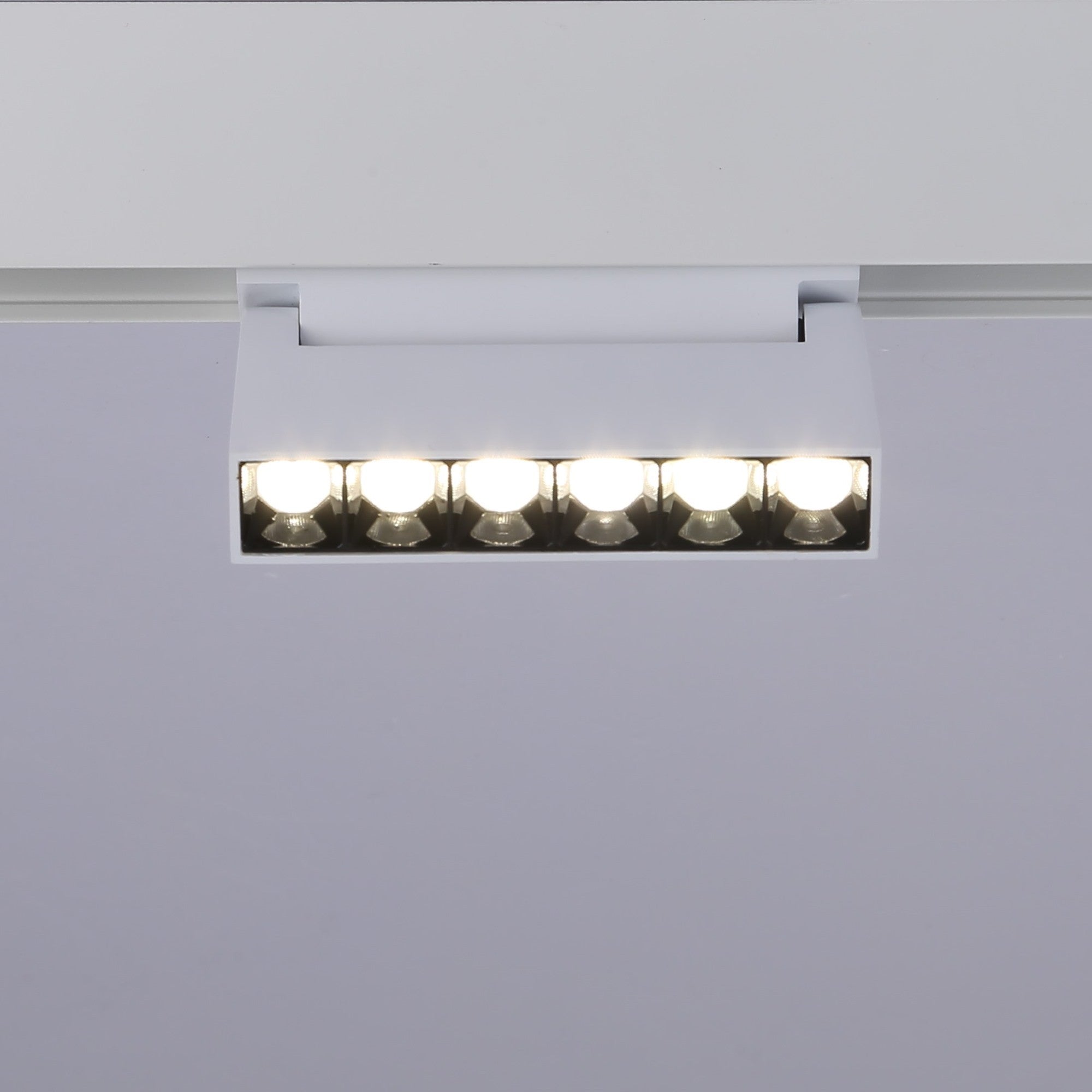 Luminaria lineal LED orientable para carril magnético 48V - 6W - UGR16