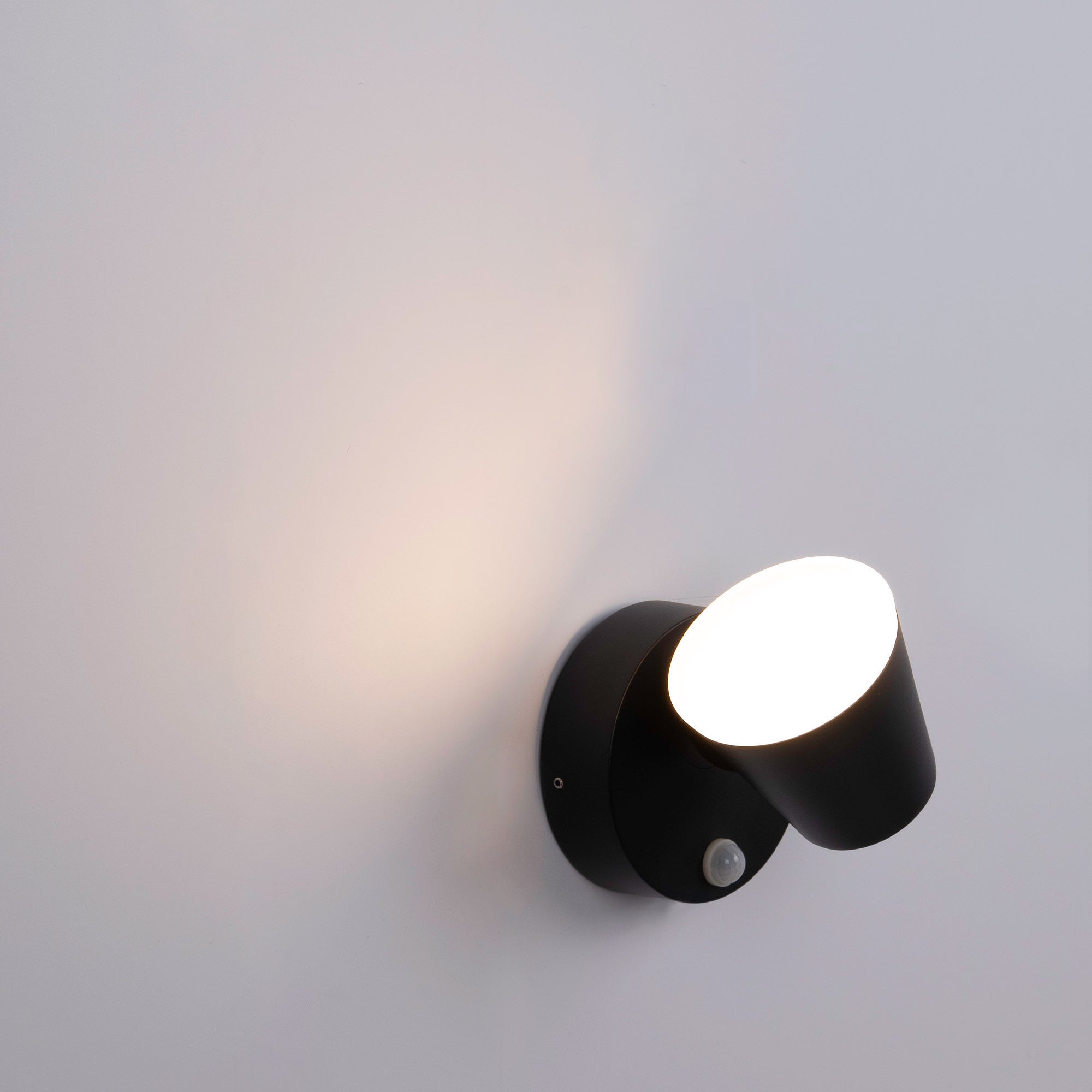 Aplique de pared exterior con sensor PIR  "Stan" - 12,5W - Orientable - 3000K - IP54