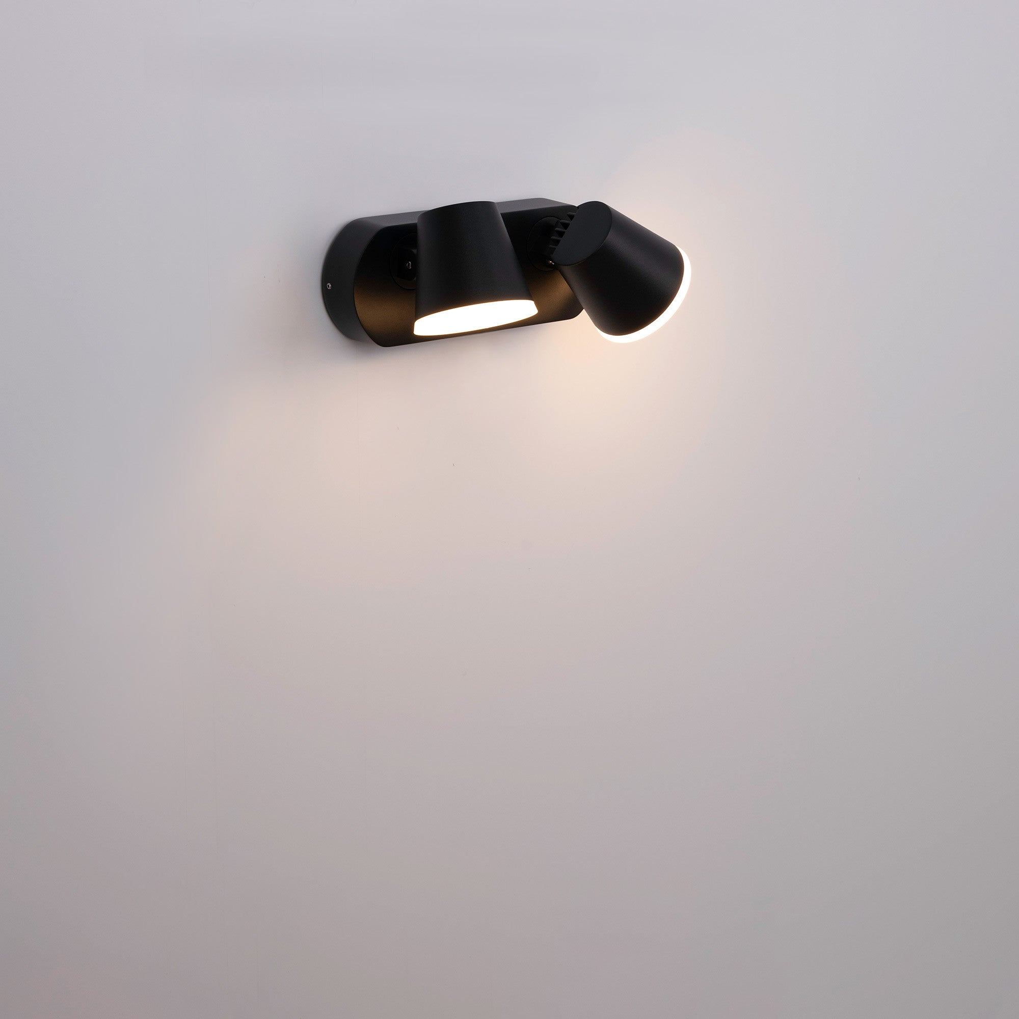Aplique de pared exterior doble con sensor PIR "Tura" - 20,5W - Orientable - 3000K - IP54