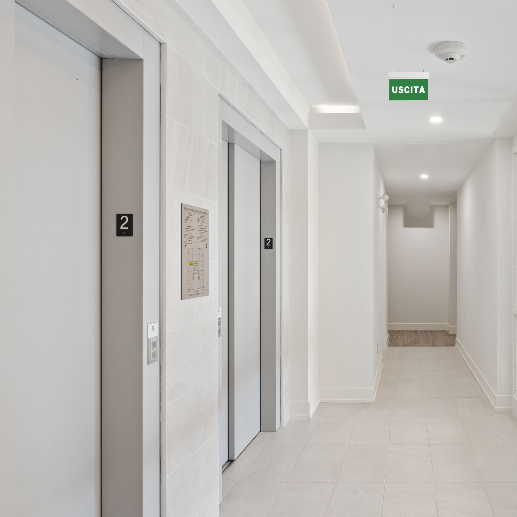 Luz de emergencia permanente con cartel "Salida" - Suspensión