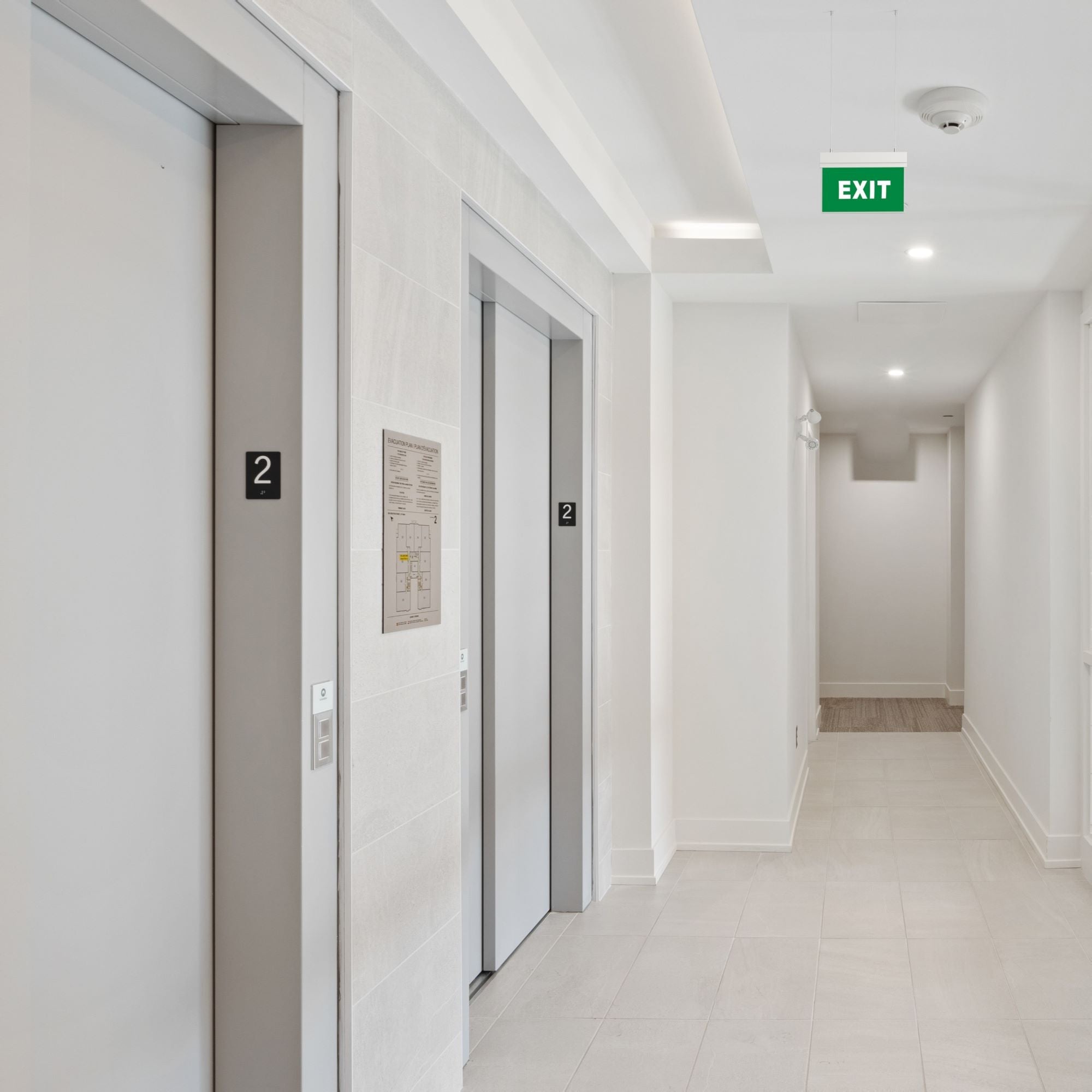 Luz de emergencia permanente con cartel "Exit" - Suspensión