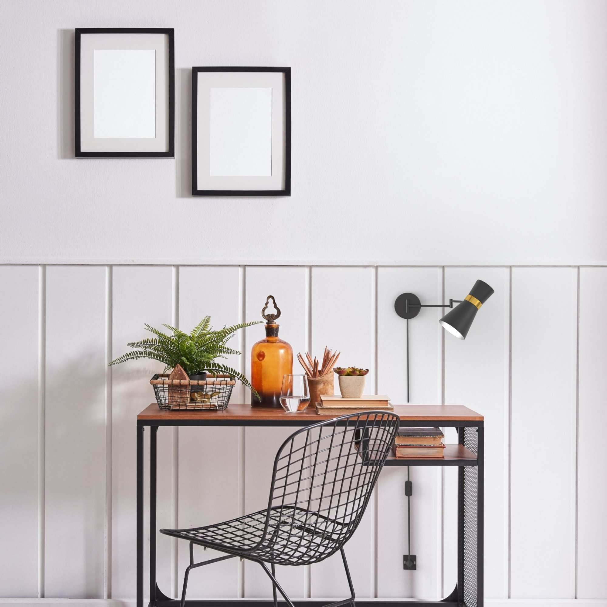 Aplique de pared con brazo articulado y enchufe "SILVA"