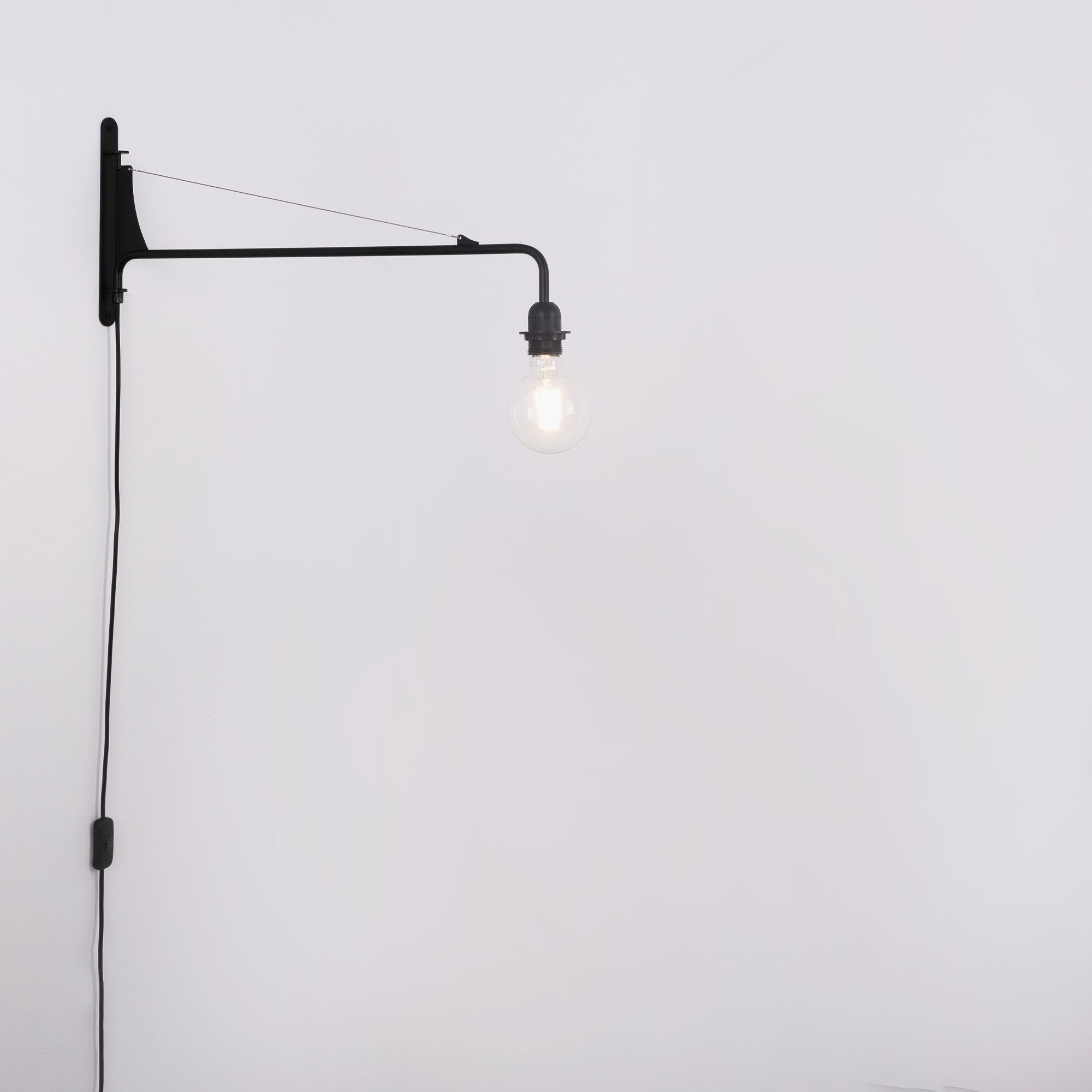 Aplique de pared orientable con cable y enchufe "Pitt"