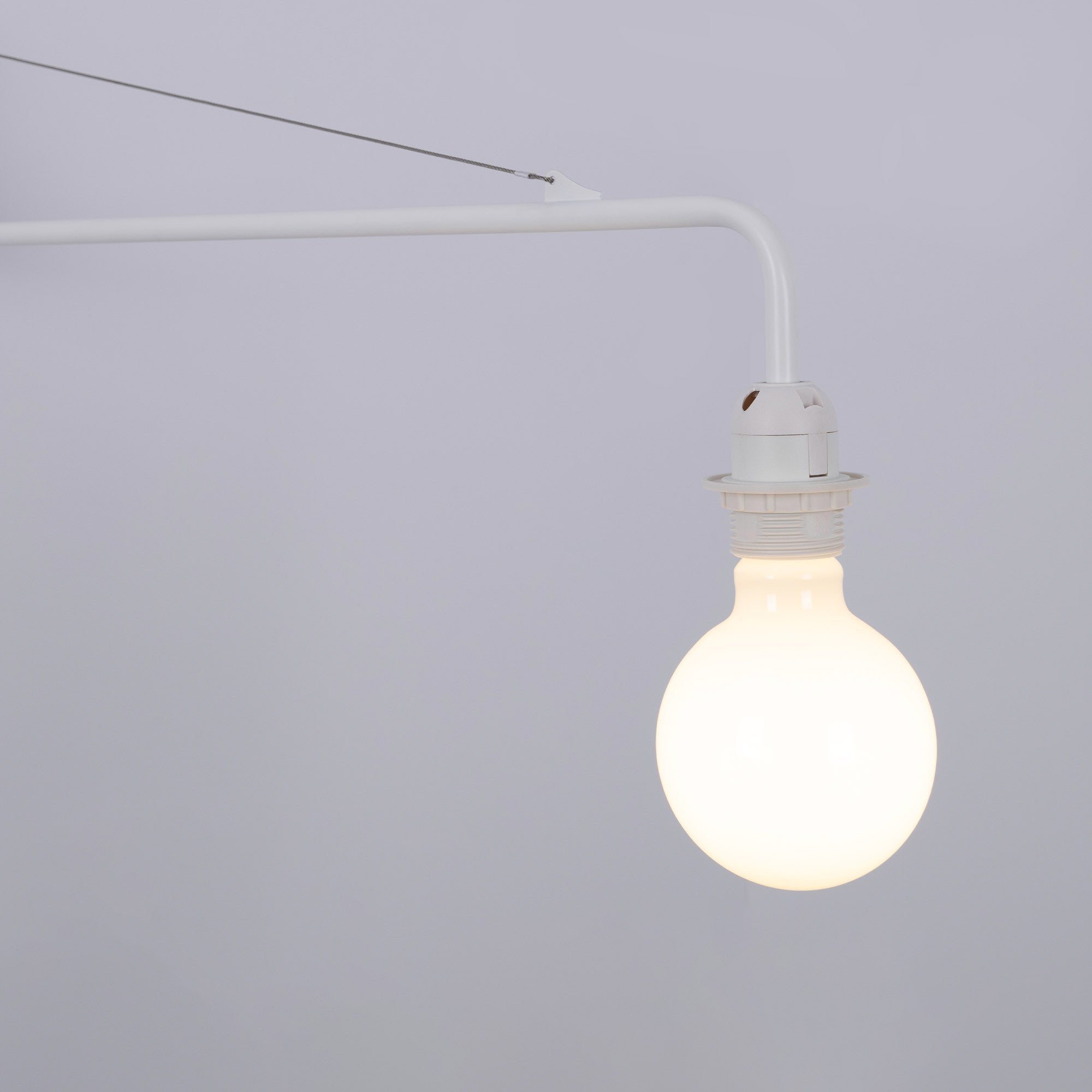 Aplique de pared orientable con cable y enchufe "Pitt"