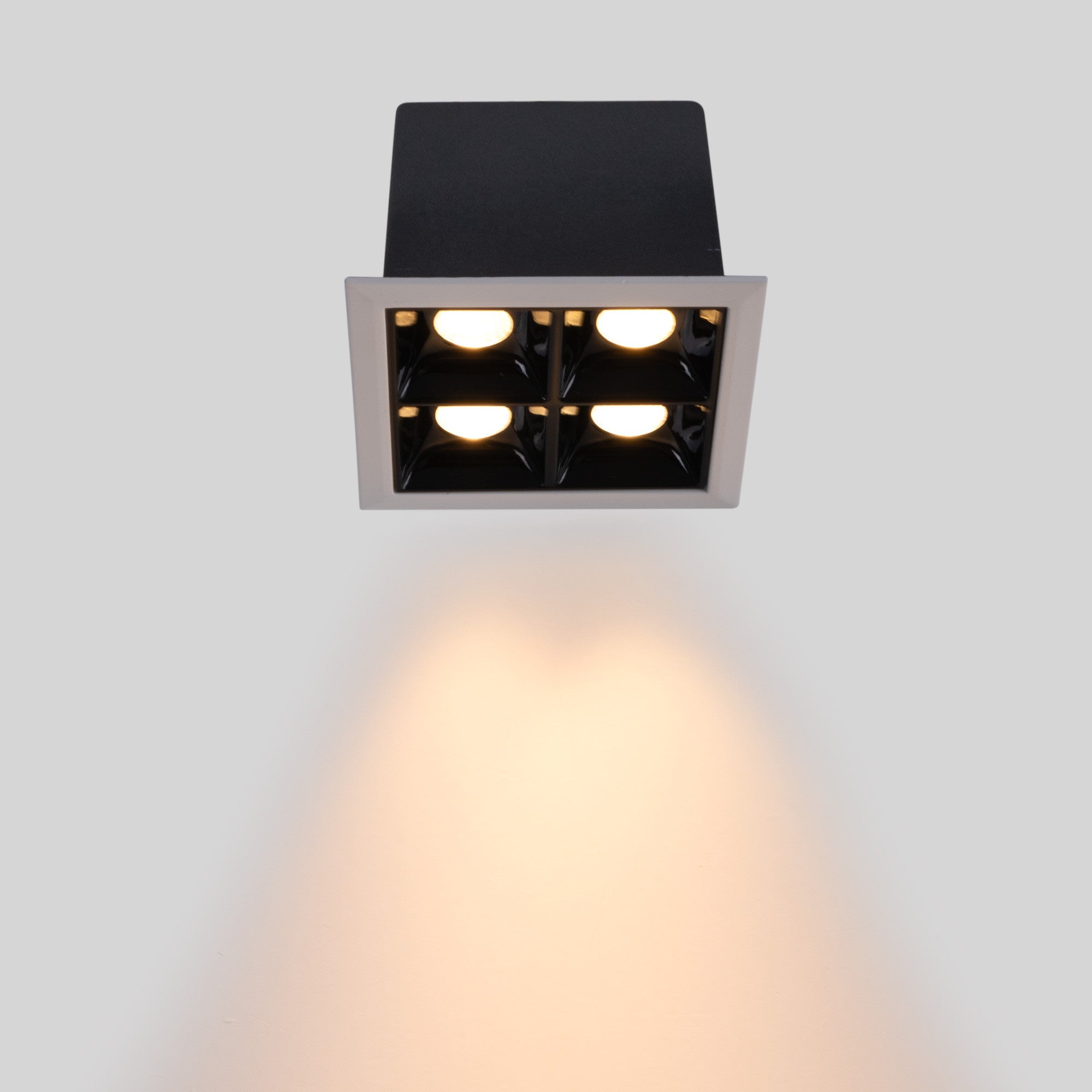 Downlight LED cuadrado empotrable 8W - 4 Focos - UGR18 - CRI90 - Chip OSRAM