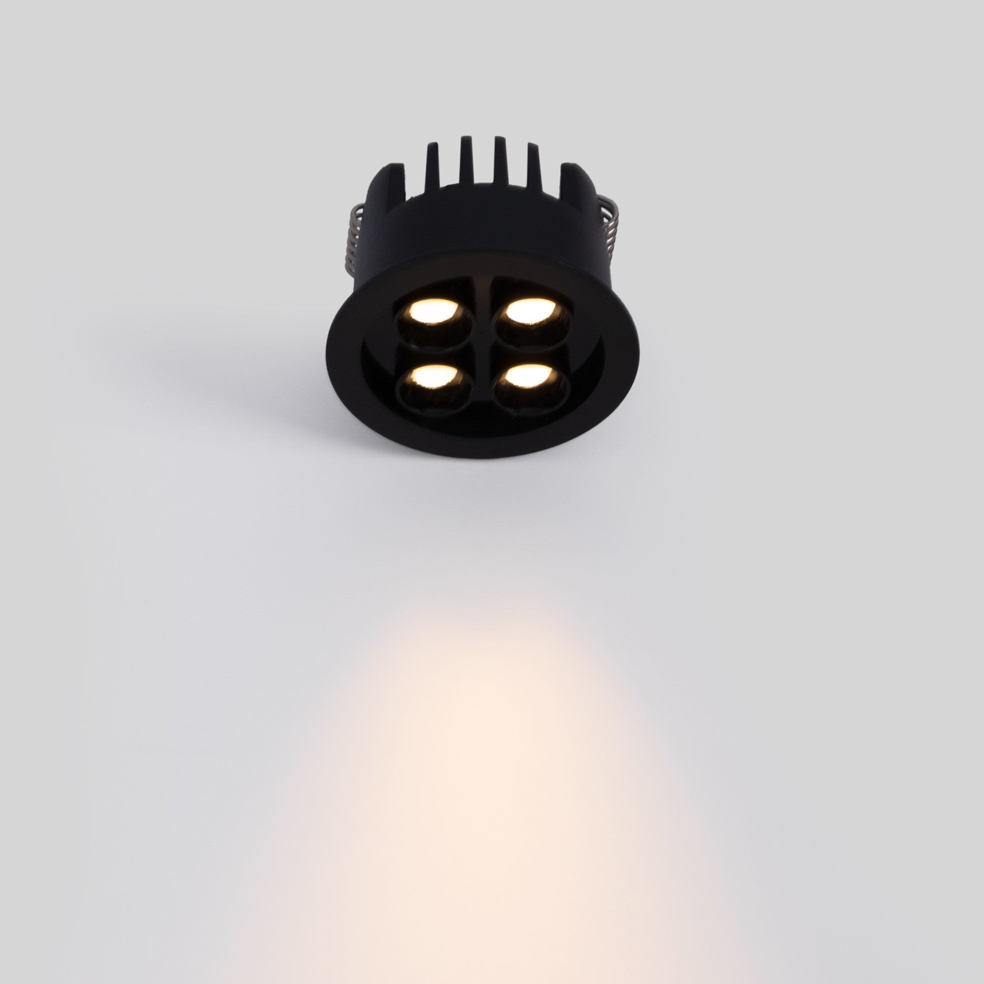 Downlight LED empotrable circular 8W - Chip Osram - UGR18 - Corte Ø 58mm