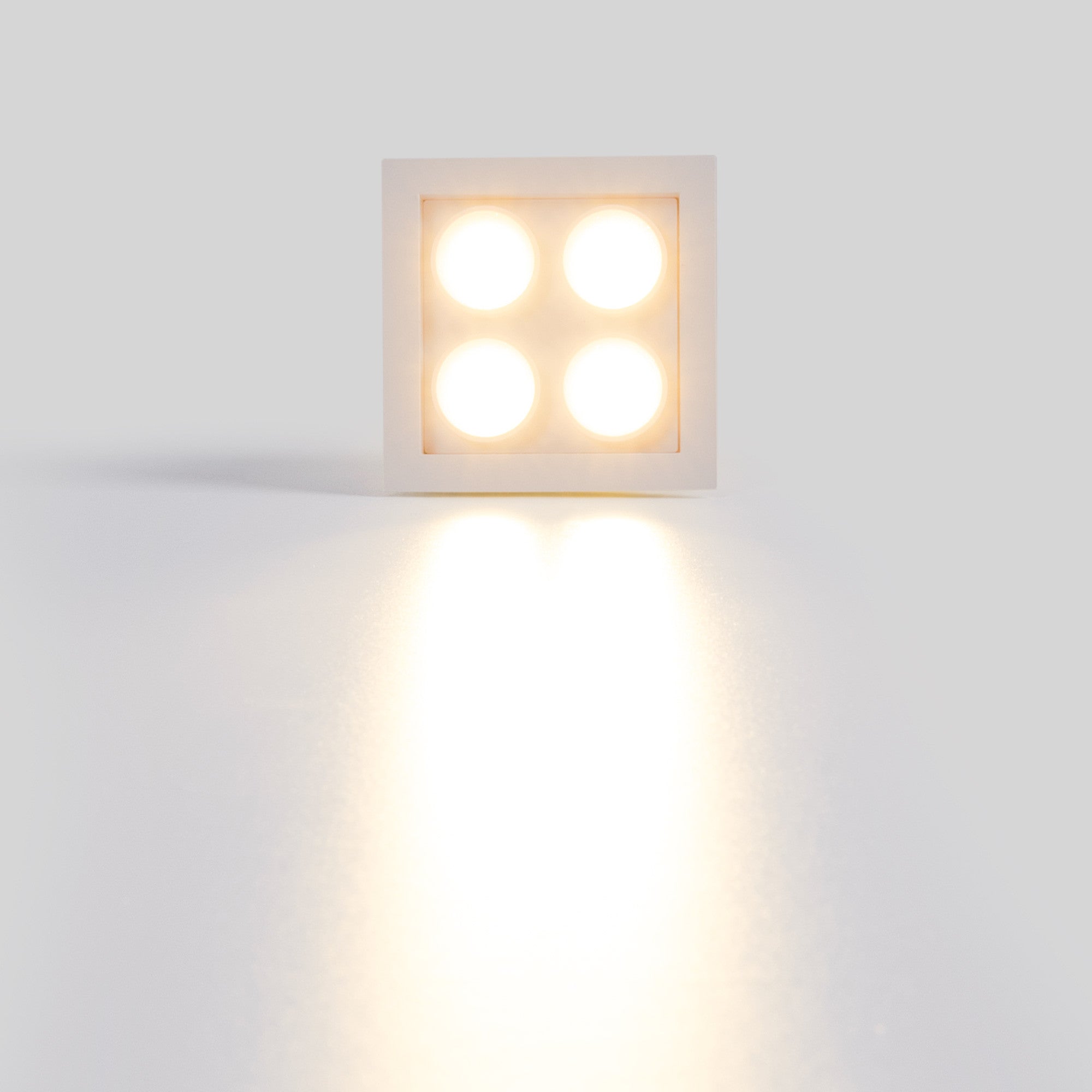 Downlight LED empotrable cuadrado 8W - Chip Osram - UGR18 - Corte 48 x 48 mm