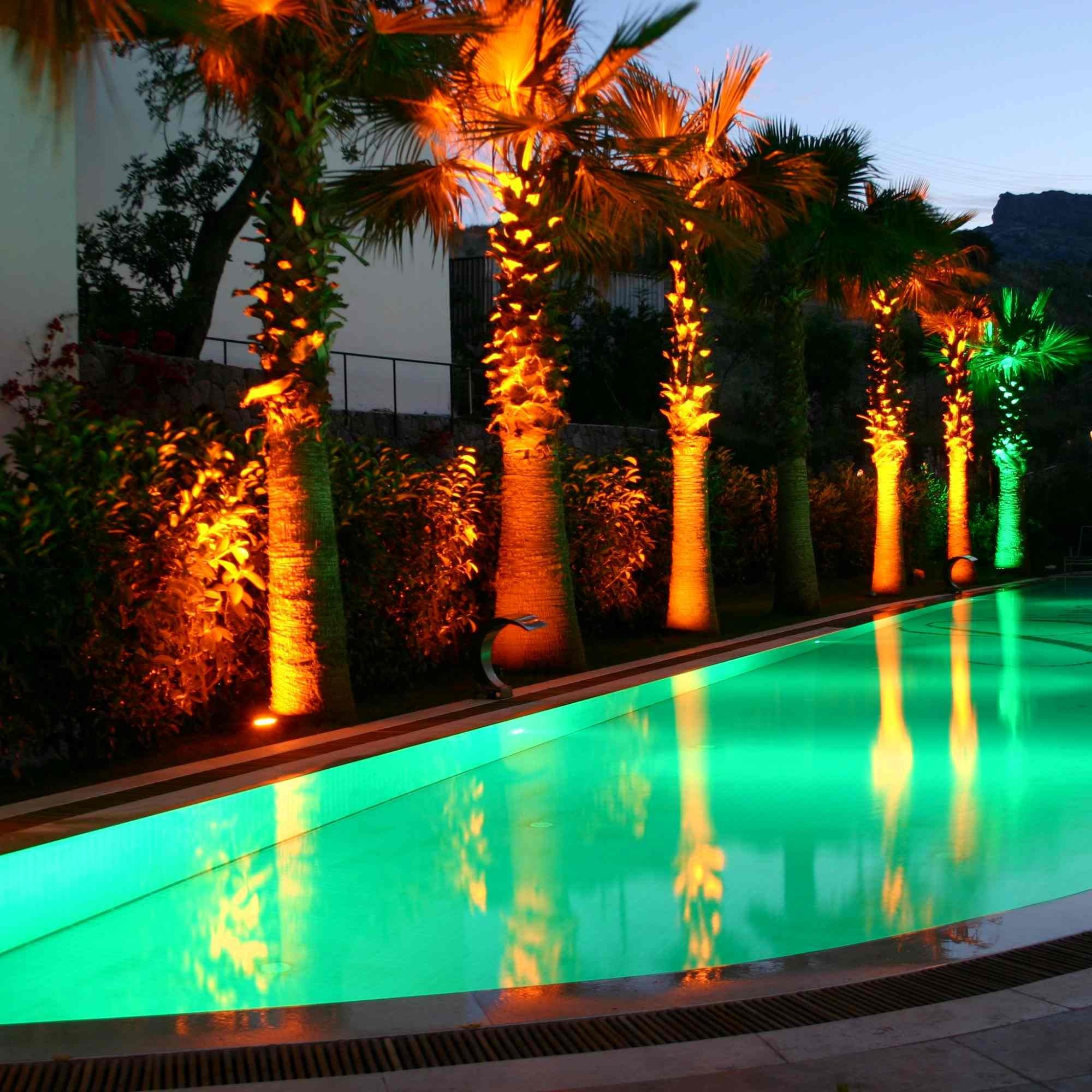 Foco LED para piscina RGB de superficie 12V AC - 24W - Sumergible - Con mando - IP68