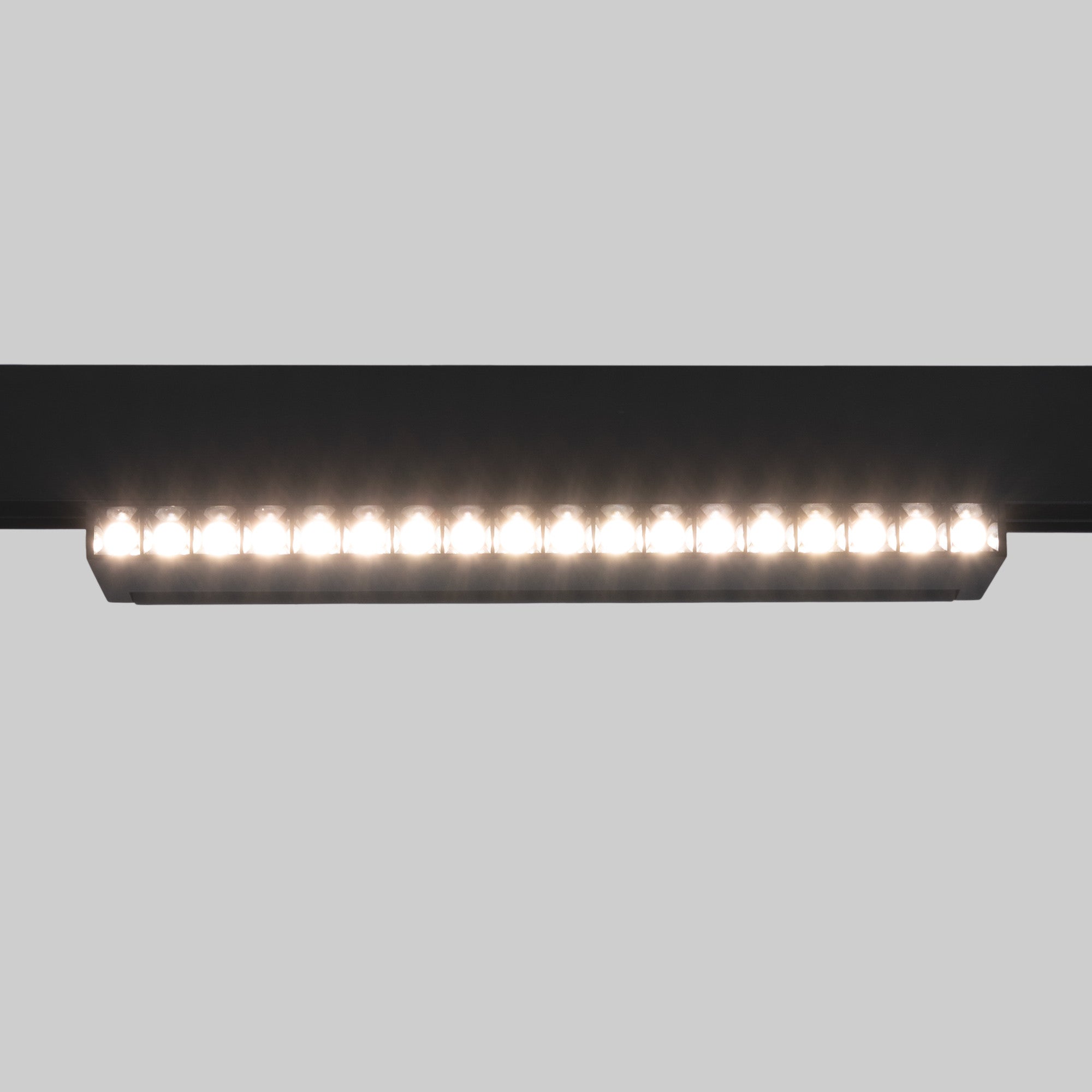 Foco lineal orientable para carril magnético 48V CCT - 18W - Regulación DALI-2 - UGR18