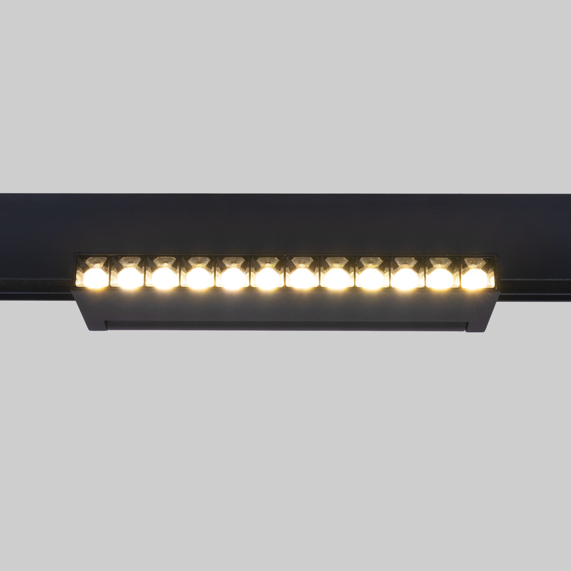 Foco lineal orientable para carril magnético 48V- 12W - Chip OSRAM  - UGR18