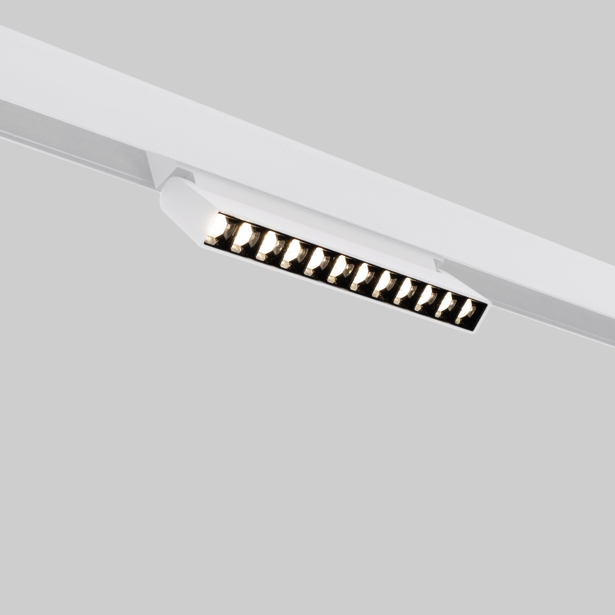 Foco lineal orientable para carril magnético 48V- 12W - Chip OSRAM  - UGR18