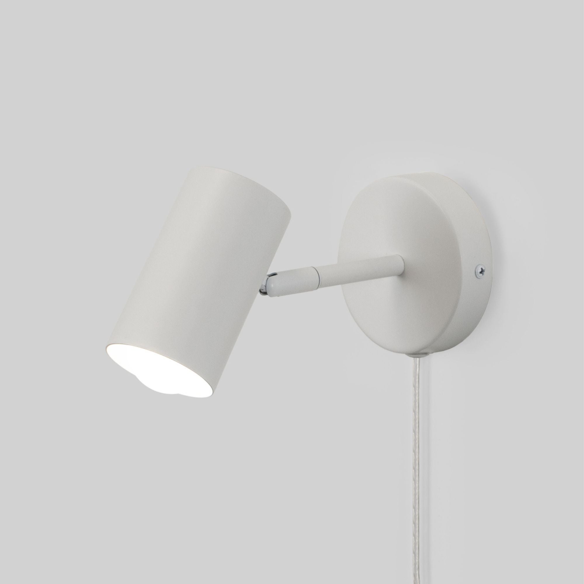 Aplique de pared interior orientable "Ben" con cable y enchufe - E27