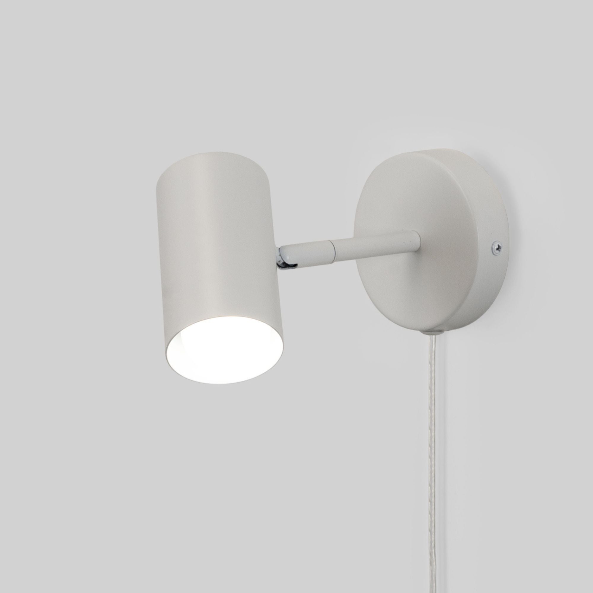 Aplique de pared interior orientable "Ben" con cable y enchufe - E27