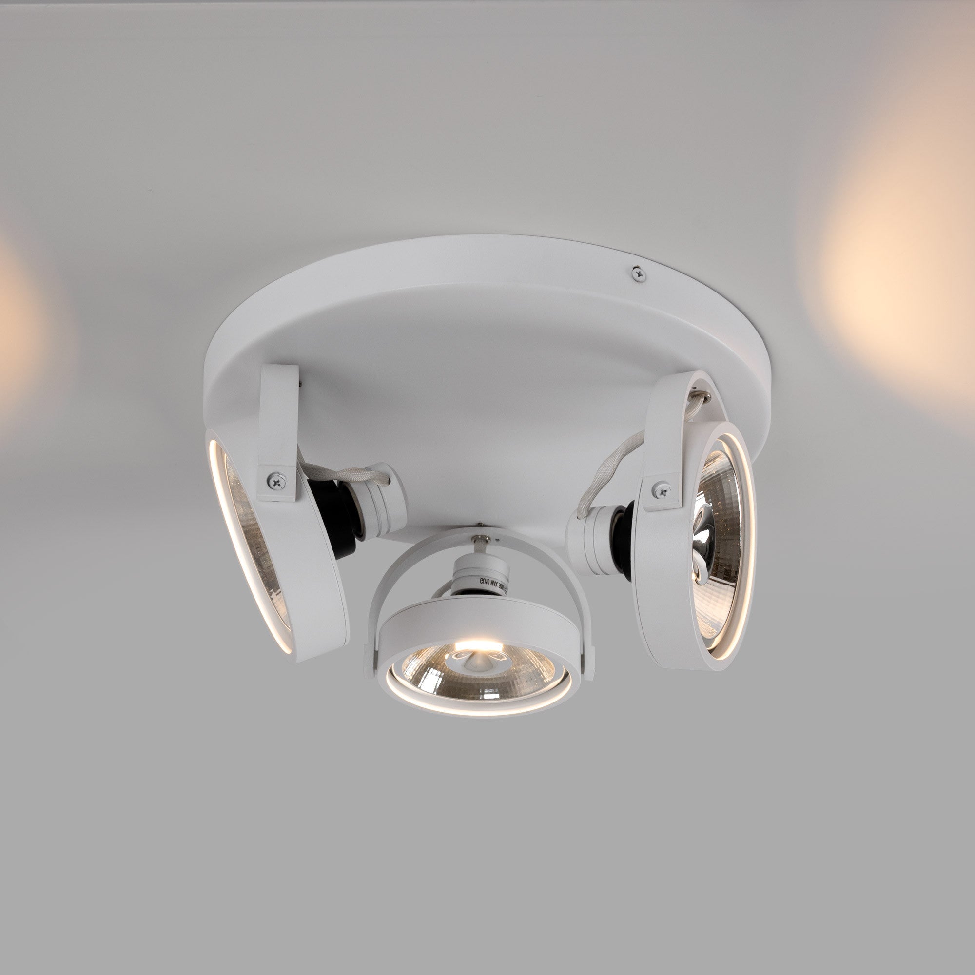 Aplique de techo triple orientable "IRIS 3" + 3 bombillas AR111