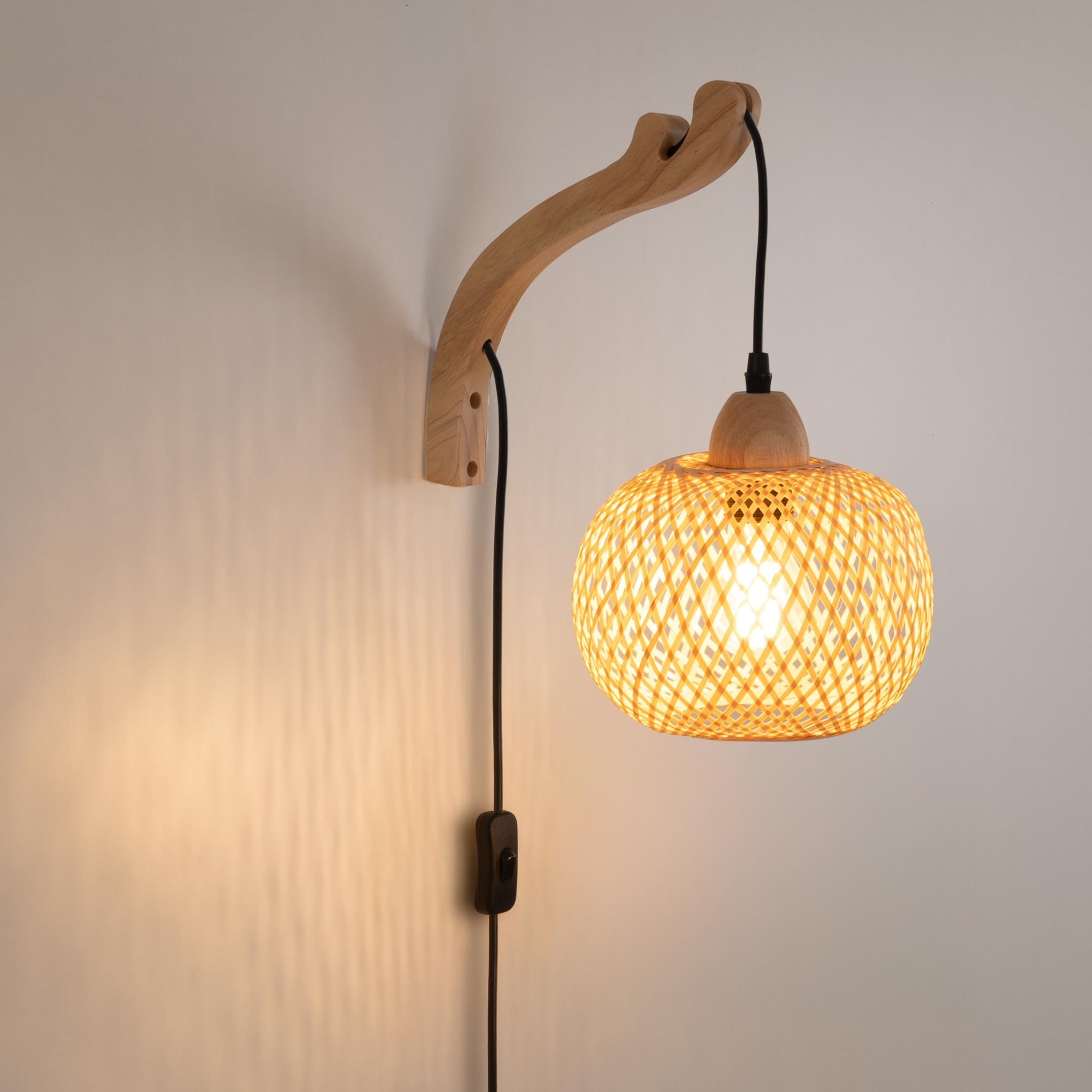 Aplique de pared de mimbre y madera "Phuket" - Con cable y enchufe - E27