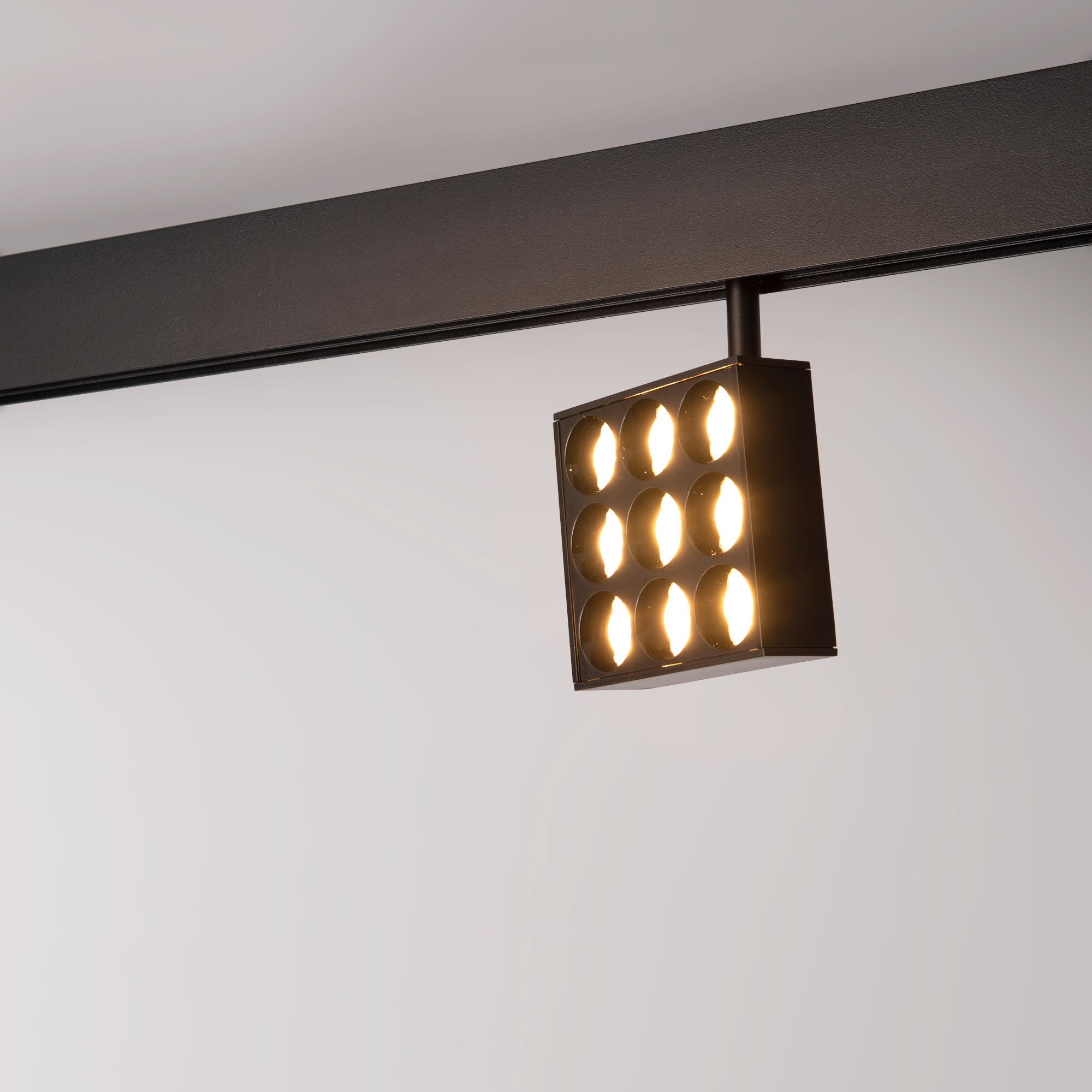 Luminaria cuadrada LED para carril magnético 48V - 9W - CRI90 - UGR18 - OSRAM