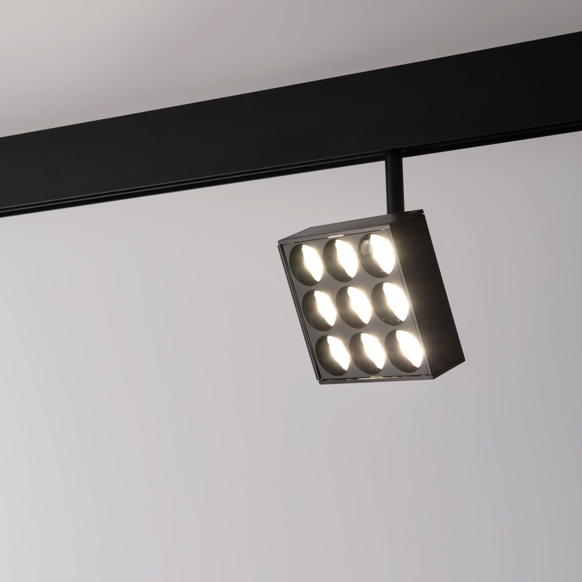 Luminaria cuadrada LED para carril magnético 48V - 9W - CRI90 - UGR18 - OSRAM