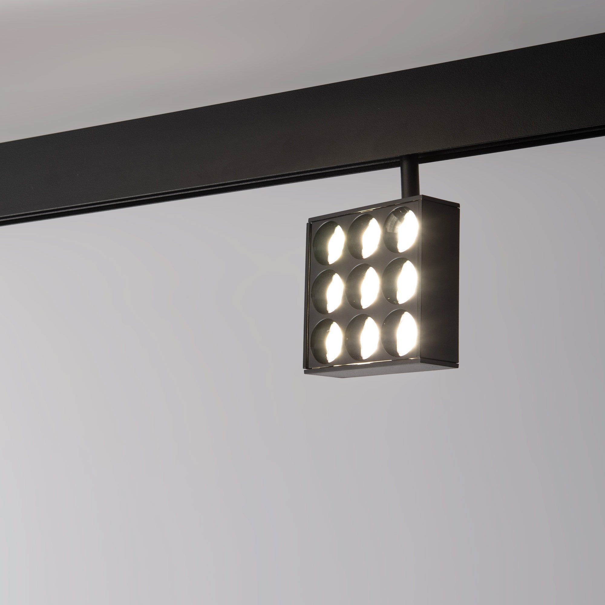 Luminaria cuadrada LED para carril magnético 48V - 9W - CRI90 - UGR18 - OSRAM