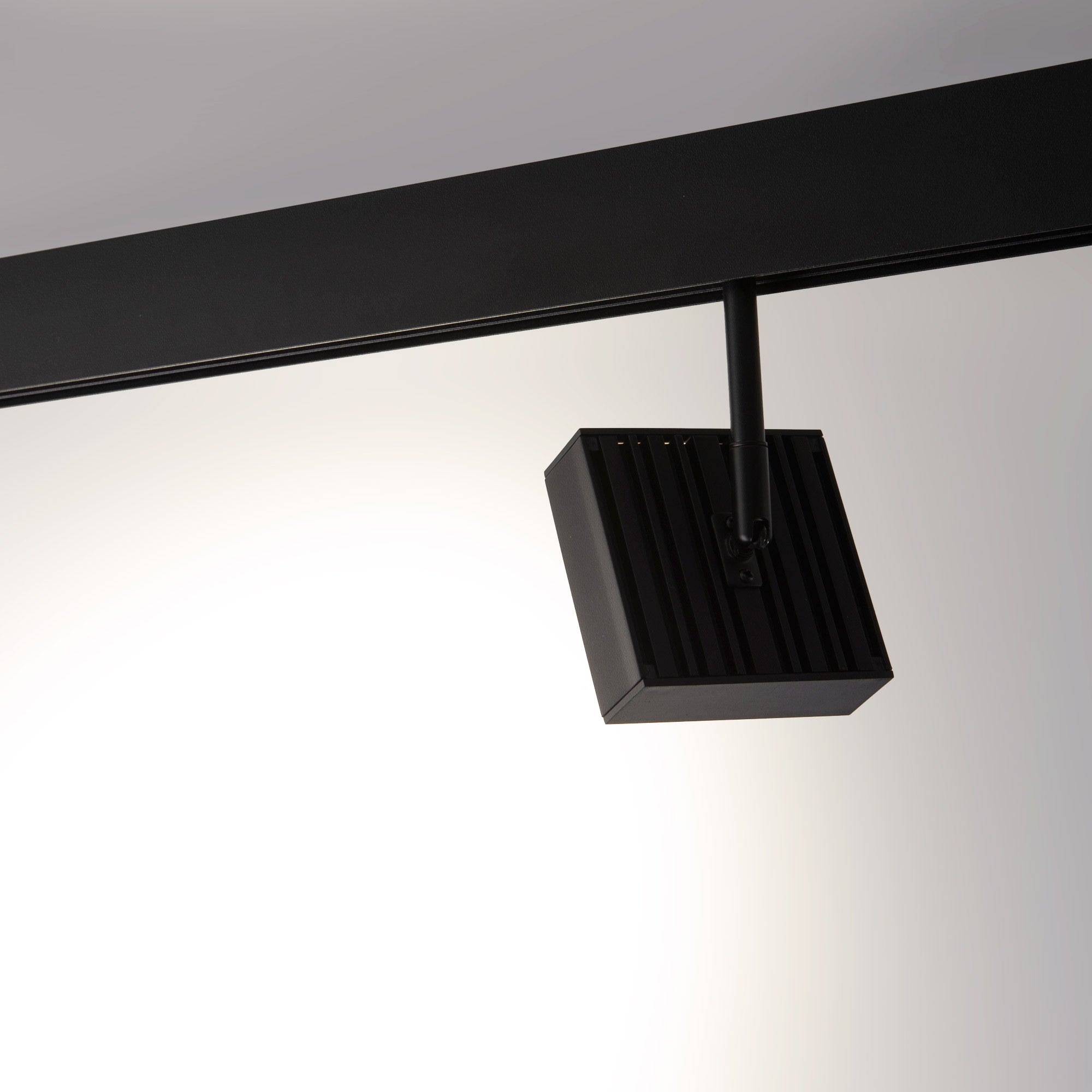 Luminaria cuadrada LED para carril magnético 48V - 9W - CRI90 - UGR18 - OSRAM