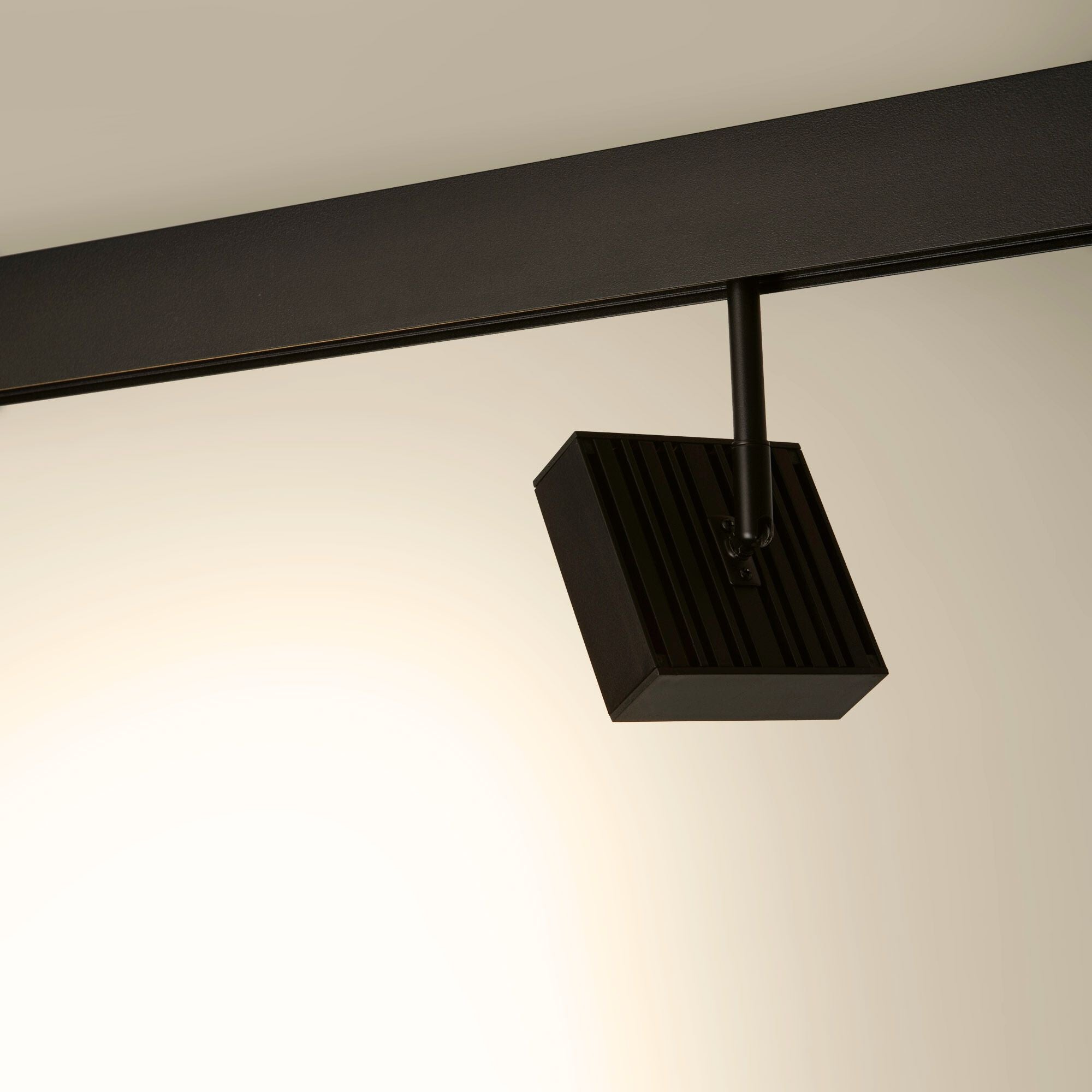 Luminaria cuadrada LED para carril magnético 48V - 9W - CRI90 - UGR18 - OSRAM
