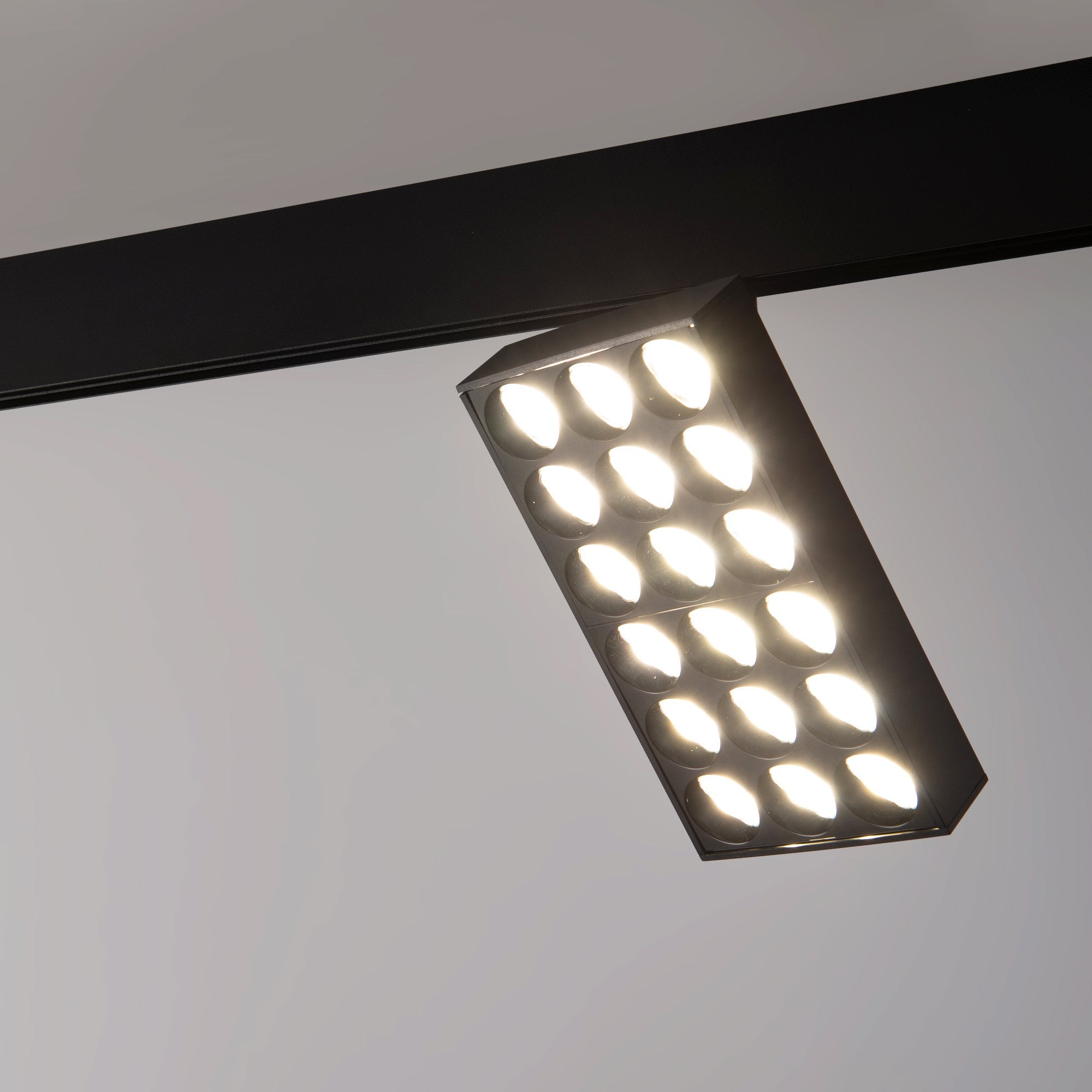 Luminaria cuadrada LED para carril magnético 48V - 18W - CRI90 - UGR18 - OSRAM
