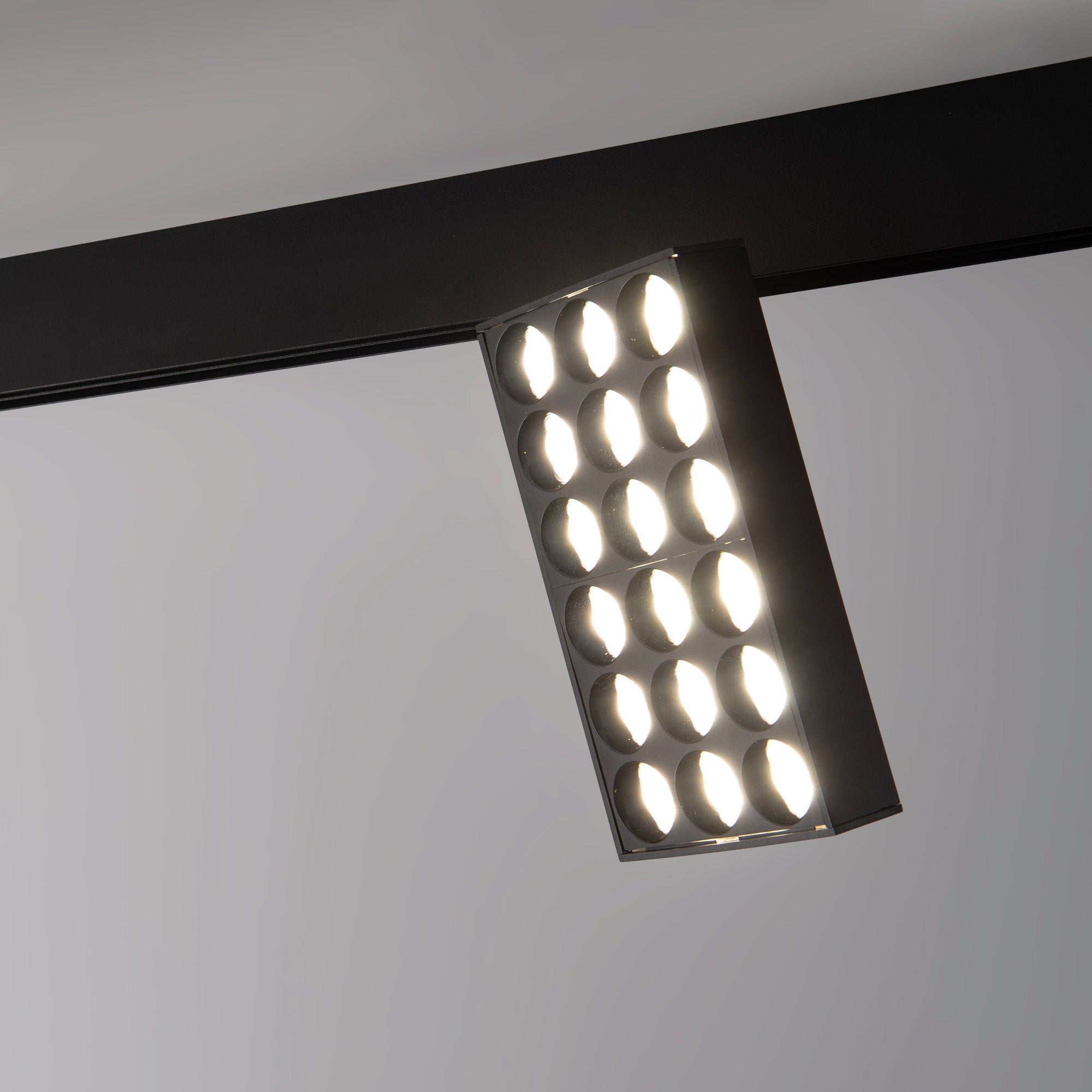 Luminaria cuadrada LED para carril magnético 48V - 18W - CRI90 - UGR18 - OSRAM