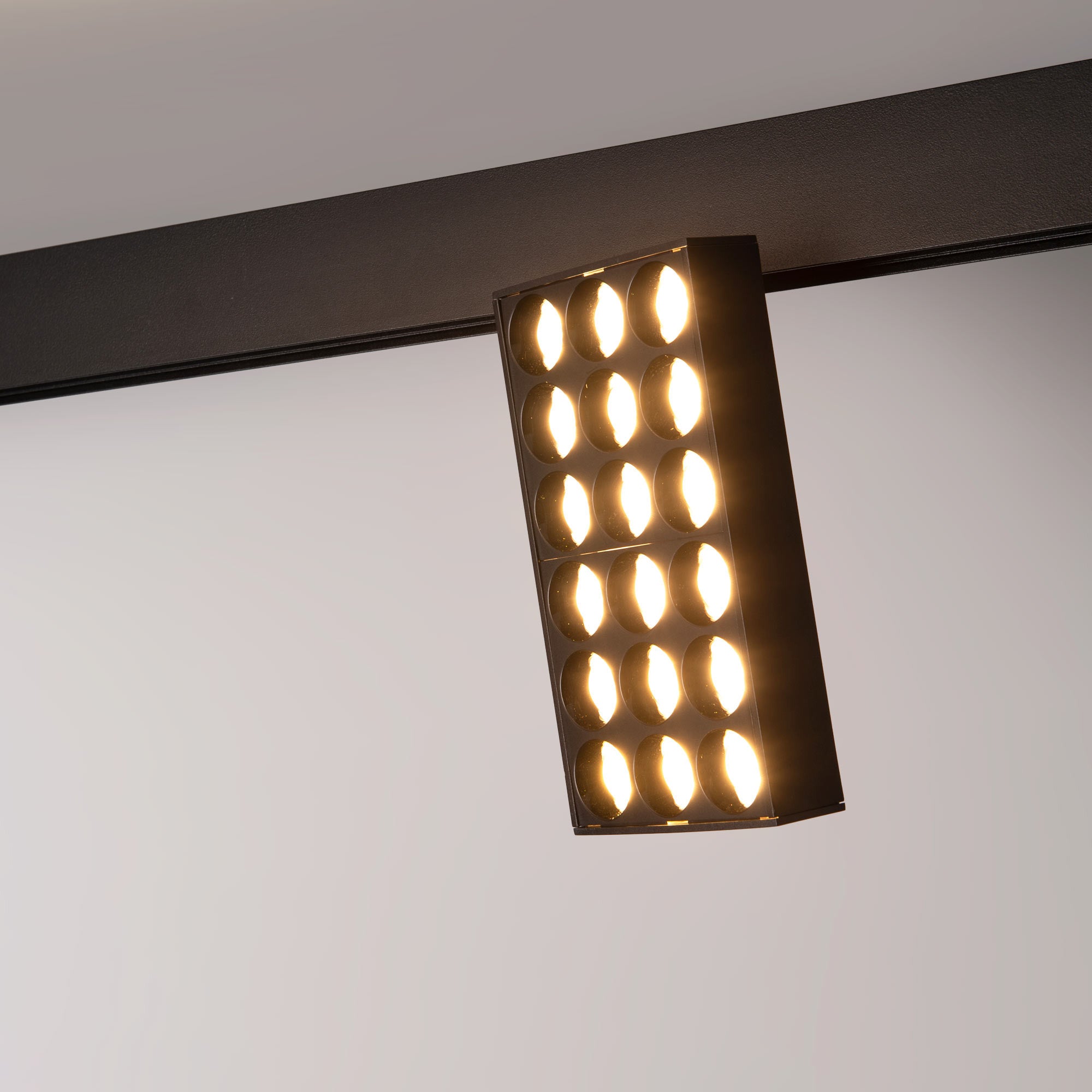 Luminaria cuadrada LED para carril magnético 48V - 18W - CRI90 - UGR18 - OSRAM