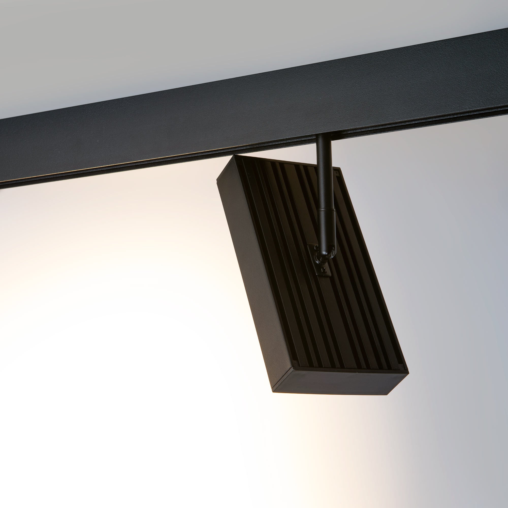 Luminaria cuadrada LED para carril magnético 48V - 18W - CRI90 - UGR18 - OSRAM