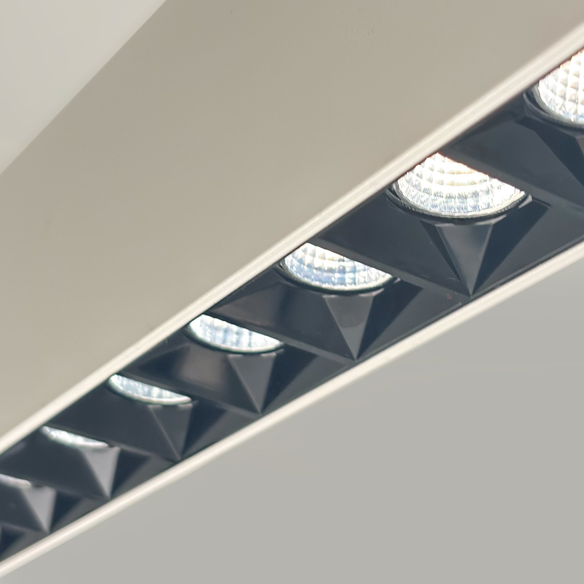 Luminaria lineal LED CCT - Suspensión/superficie - Potencia ajustable 20W/30W/40W - 120cm - UGR 17