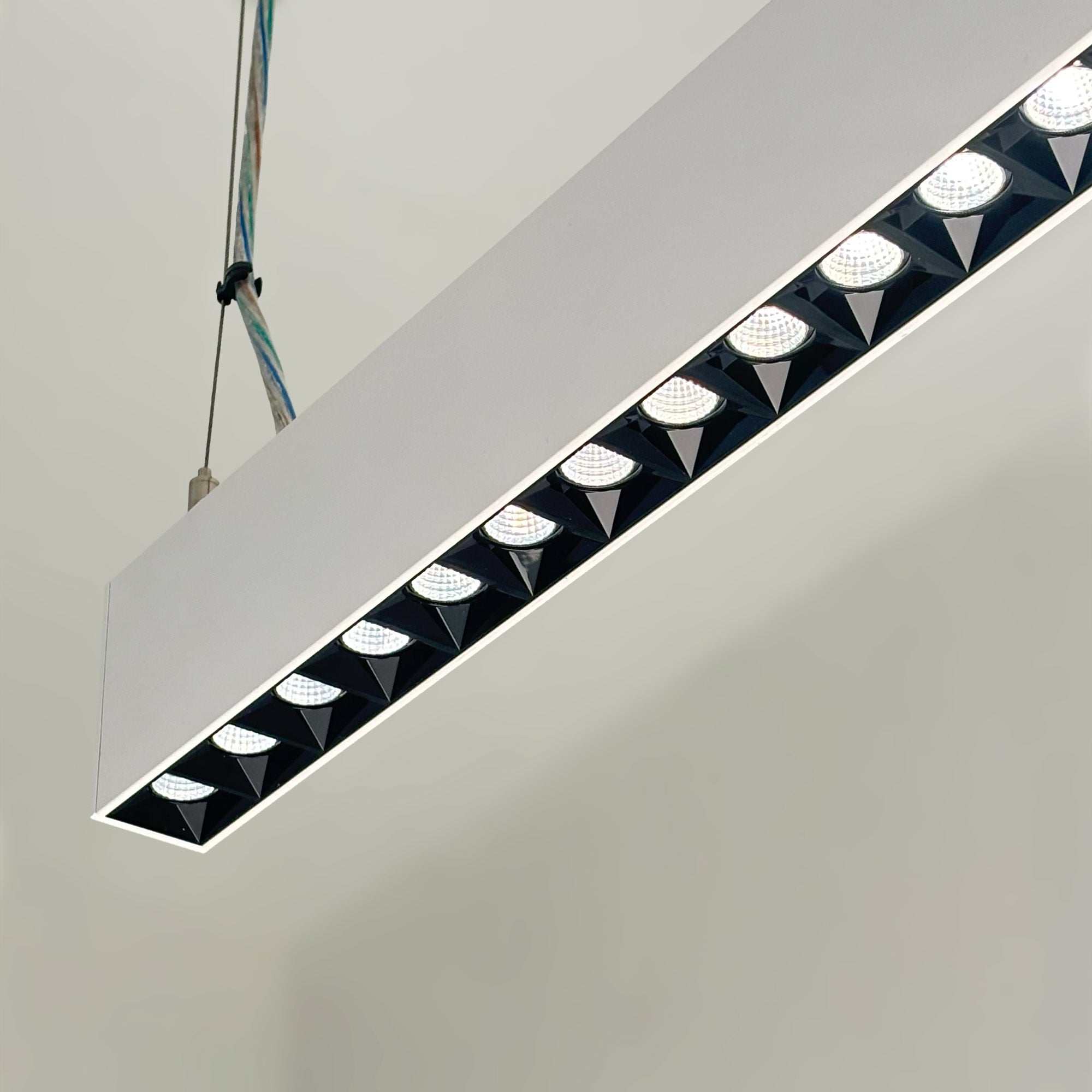 Luminaria lineal LED CCT - Suspensión/superficie - Potencia ajustable 20W/30W/40W - 120cm - UGR 17