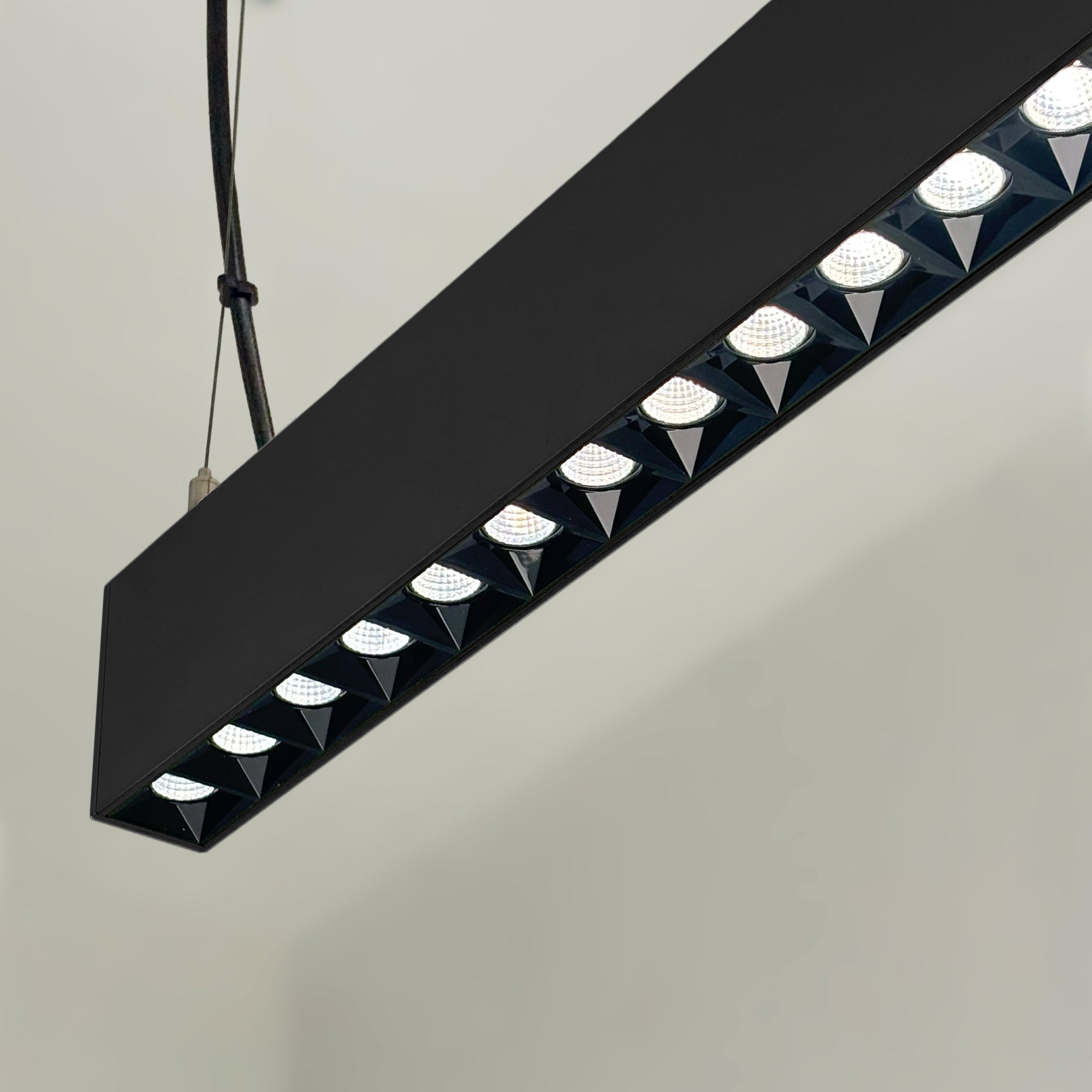 Luminaria lineal LED CCT - Suspensión/superficie - Potencia ajustable 20W/30W/40W - 120cm - UGR 17