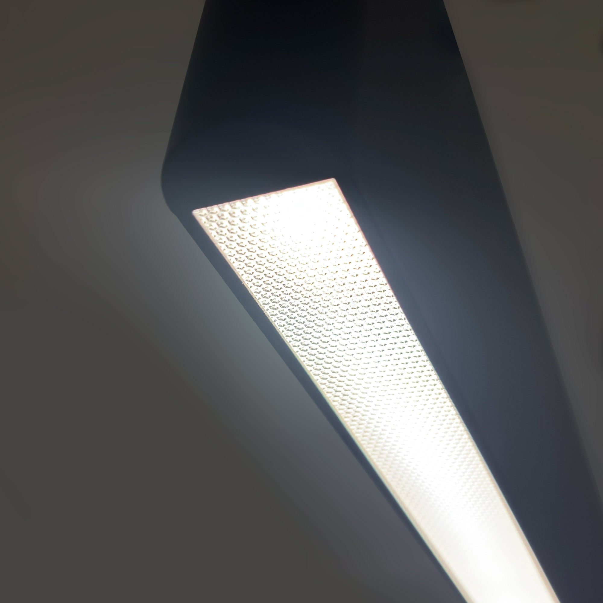 Luminaria lineal LED CCT - Suspensión - Potencia ajustable 20W/30W/40W - 120cm - UGR 19