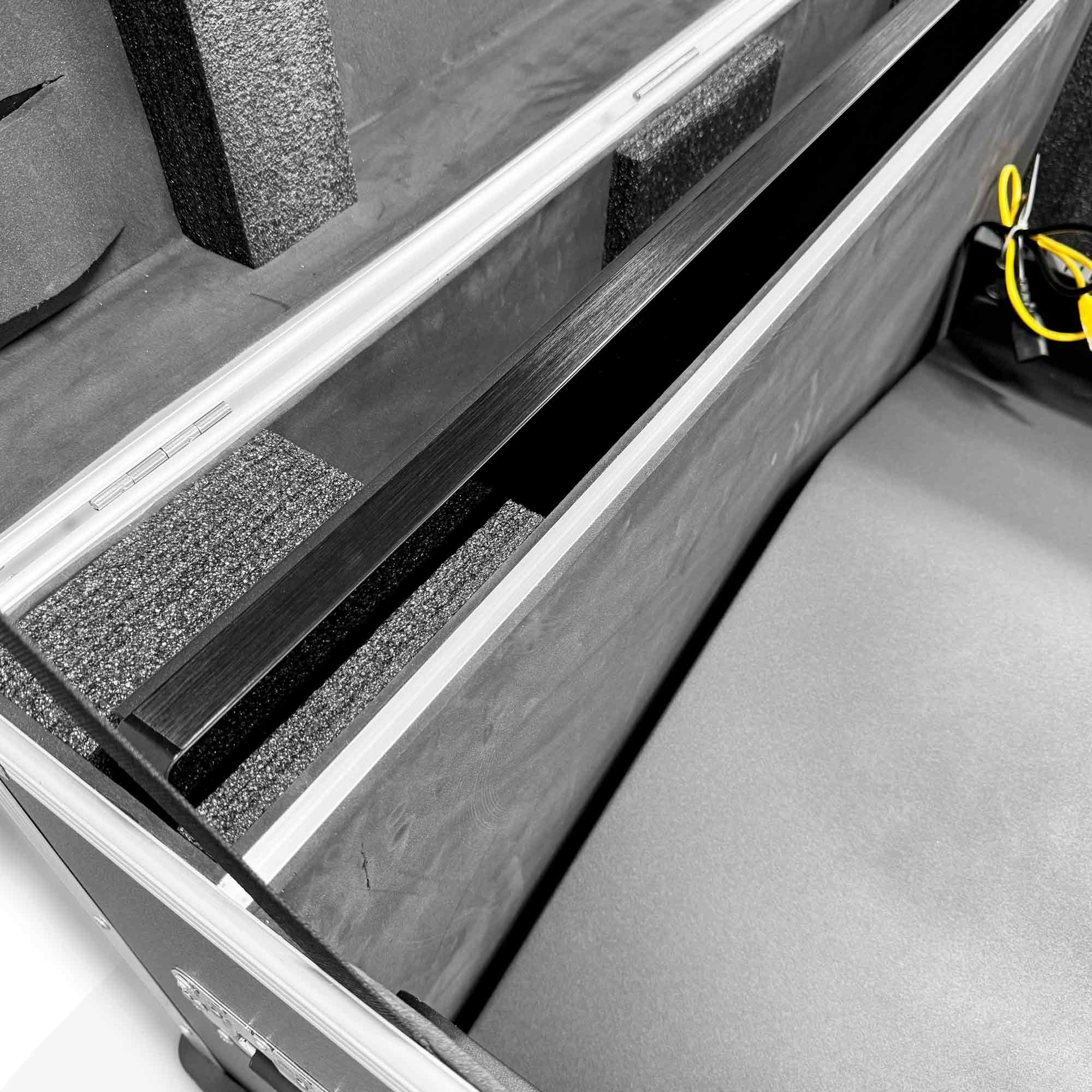 Flight Case para Digital Kiosk 43" DDT43 Base "K" - con Foam, Ruedas y Asas