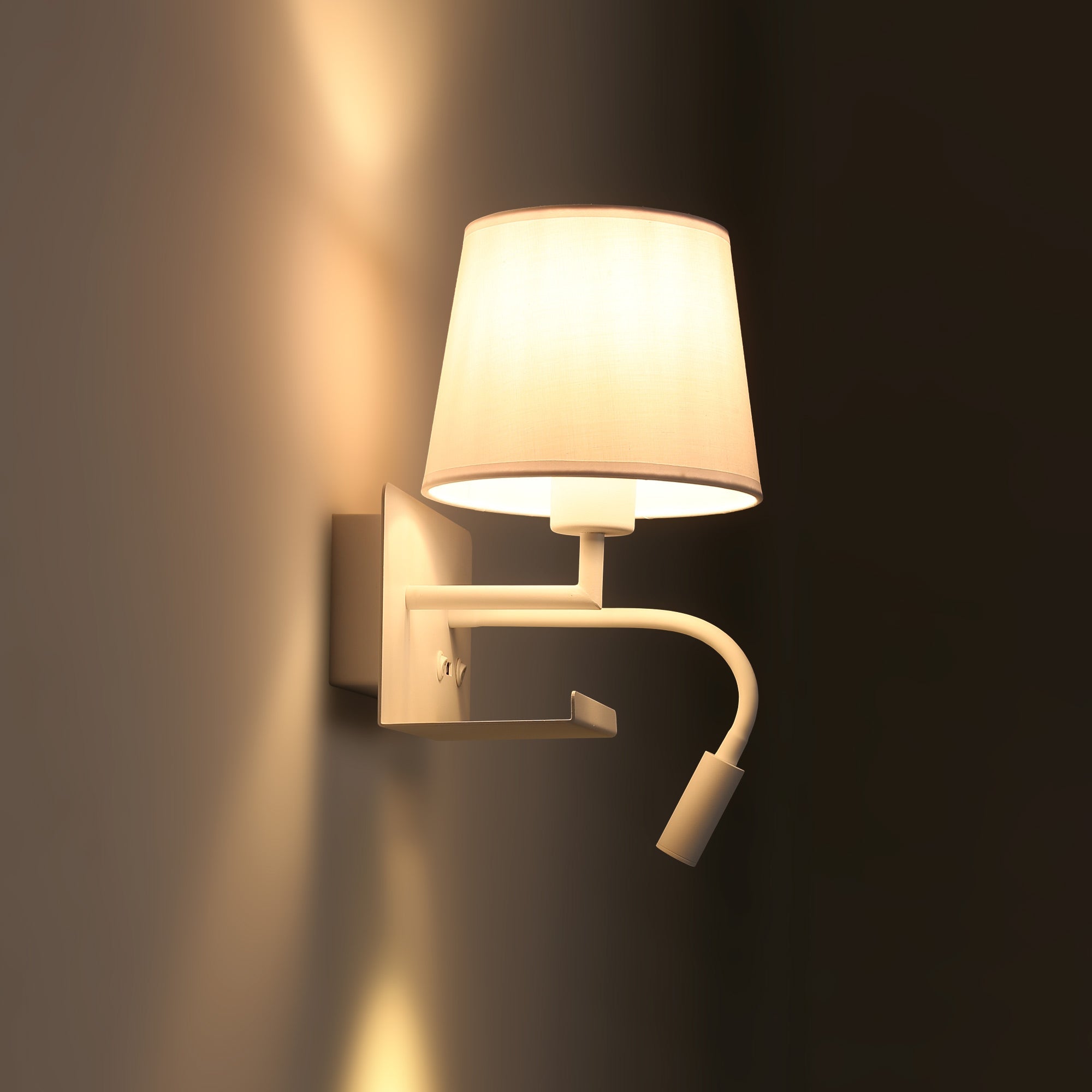 Aplique de pared para lectura "TARAN" - Con foco LED orientable y puerto USB  - E27 + 3W